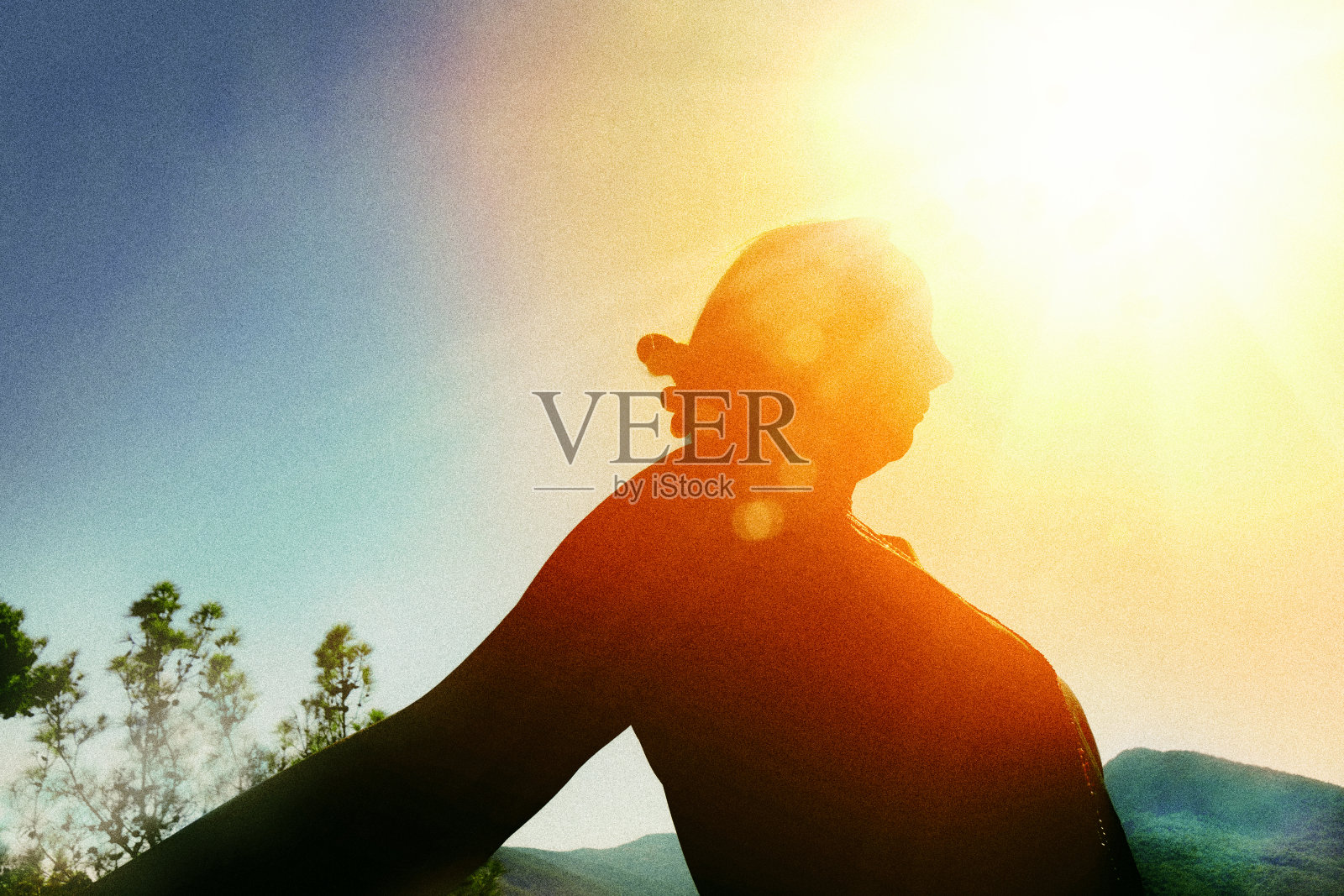 单身女性剪影和阳光的概念图像照片摄影图片