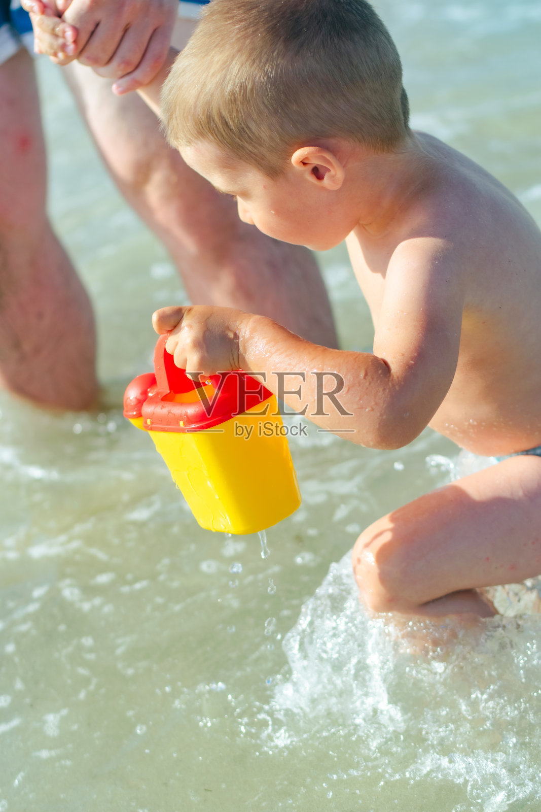 男孩在沙滩上玩耍的照片照片摄影图片