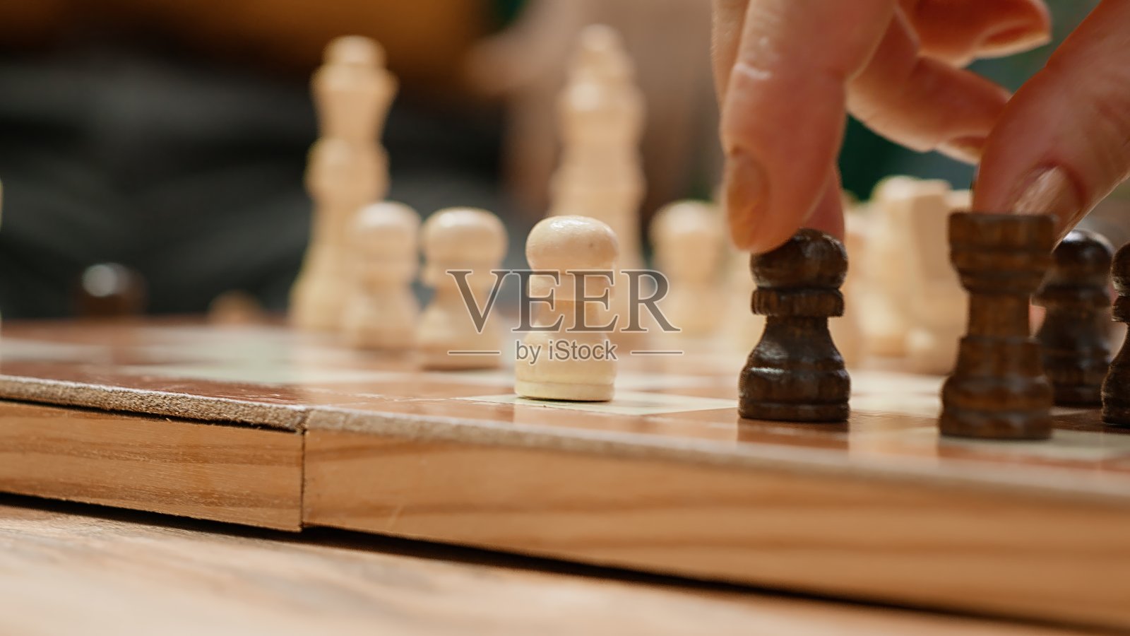 快乐的老年人在舒适的家庭环境下下棋照片摄影图片