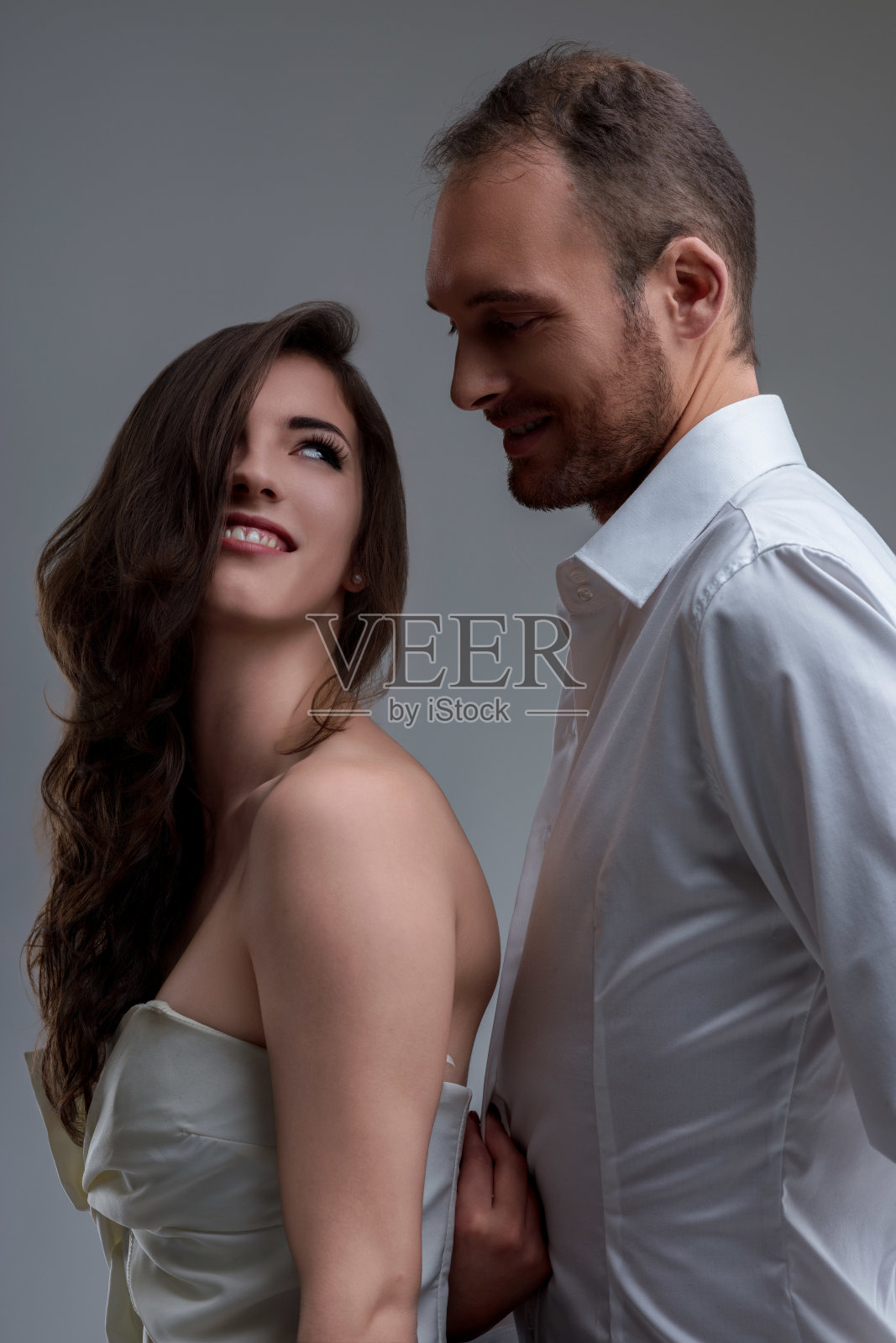 男人和女人看着对方照片摄影图片