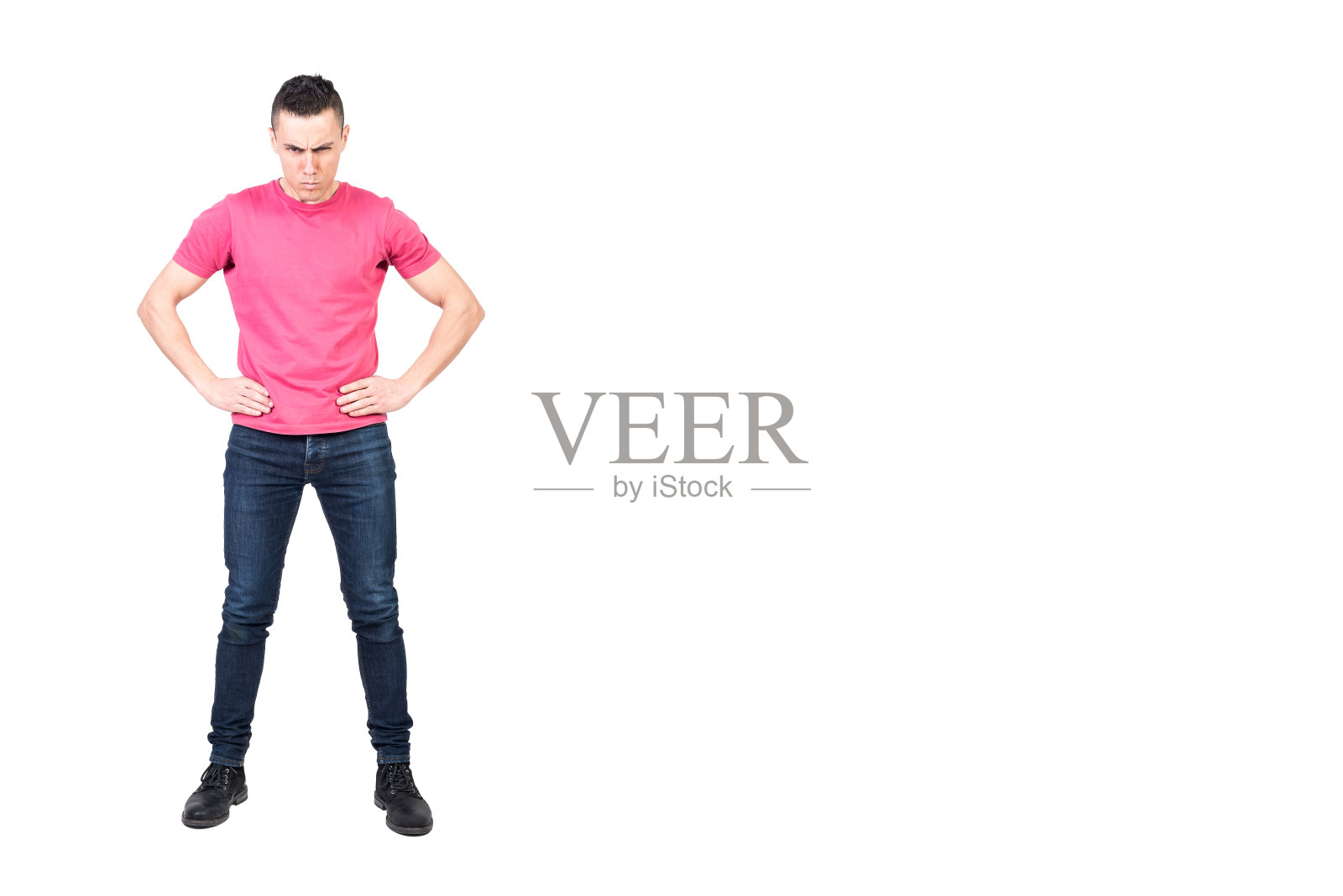 暴躁的男人双手叉腰看着镜头照片摄影图片