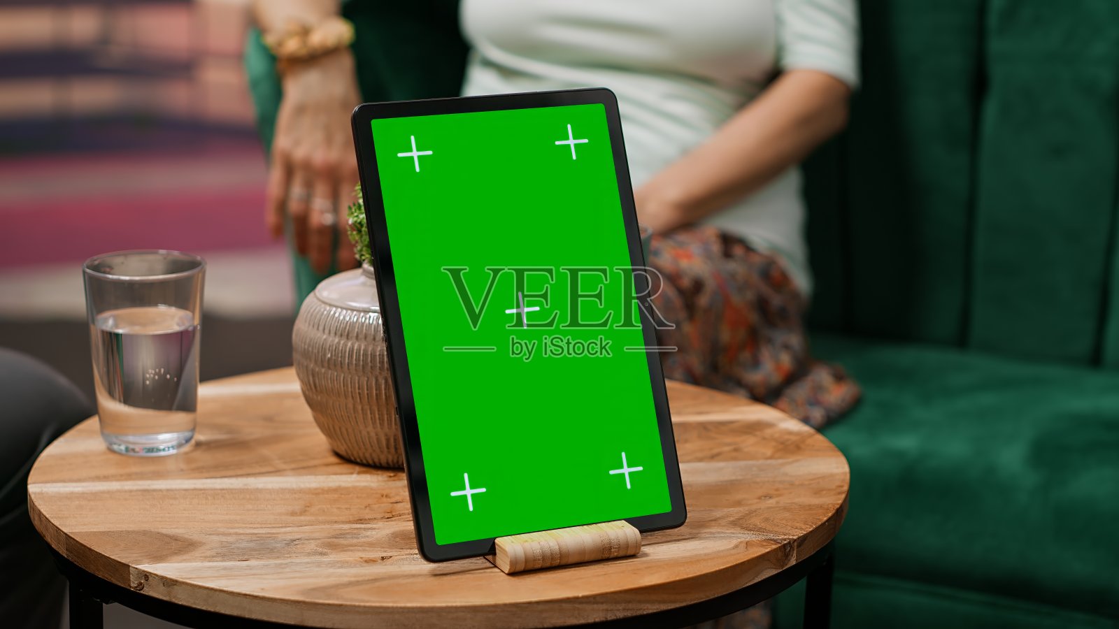 老男人和女人在家里用绿色屏幕的平板电脑聊天照片摄影图片