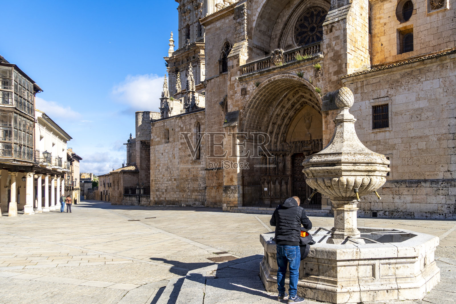 游客观赏Burgo de Osma大教堂(西班牙)照片摄影图片
