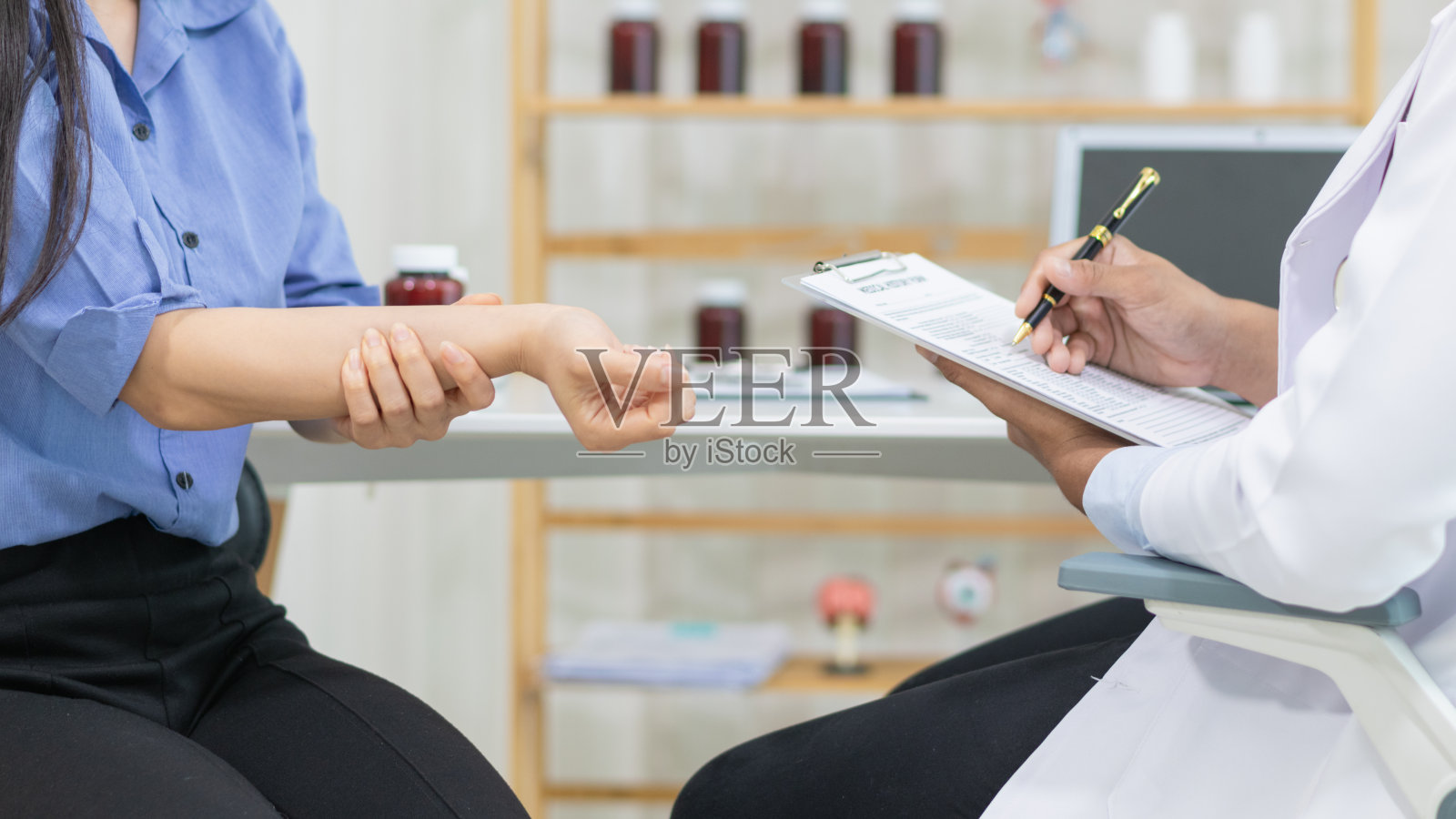 一名年轻女子在生病后寻求医疗建议，让医生检查她的身体，给出保健建议，并开出药物治疗她的症状。医疗顾问概念照片摄影图片