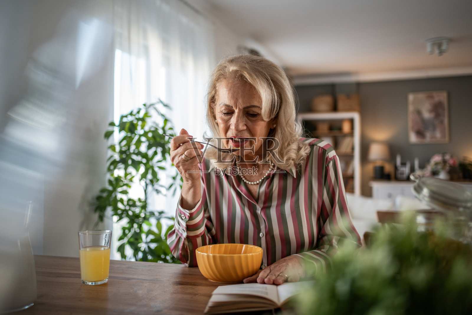 简单的愉悦——在舒适的环境中享用早餐照片摄影图片