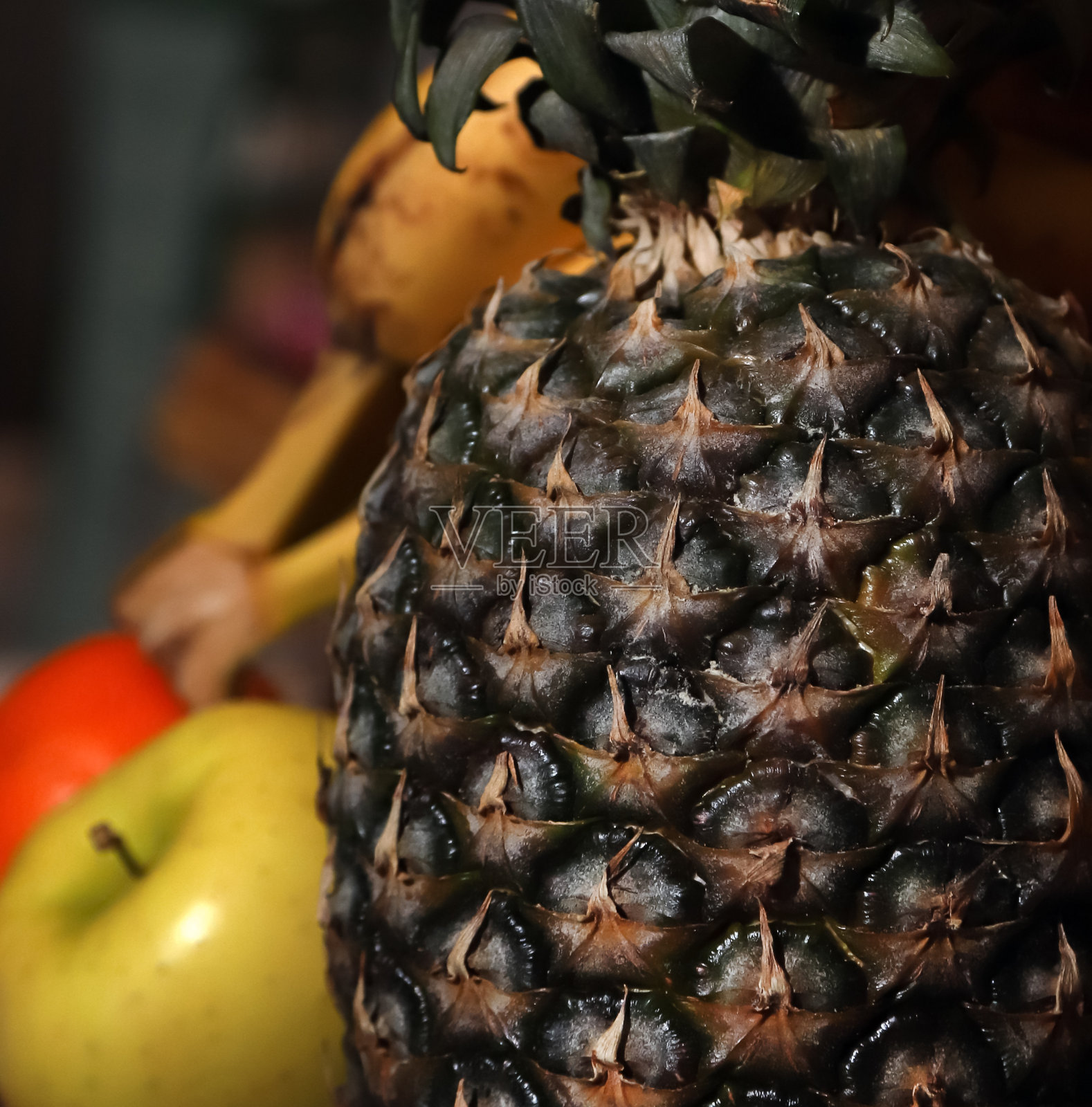 熟菠萝的特写，背景是其他水果照片摄影图片