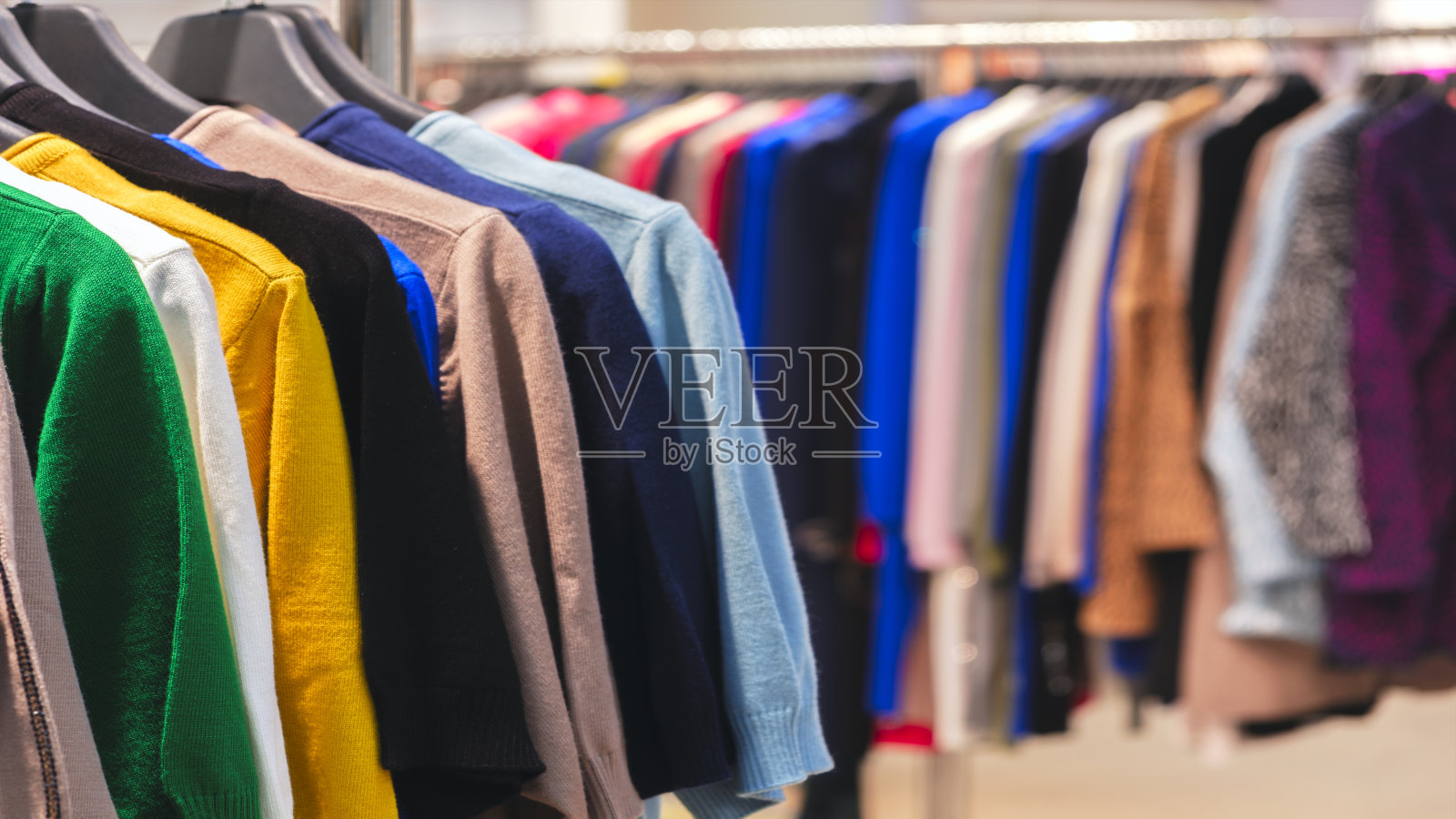 多色服装在商店市场照片摄影图片