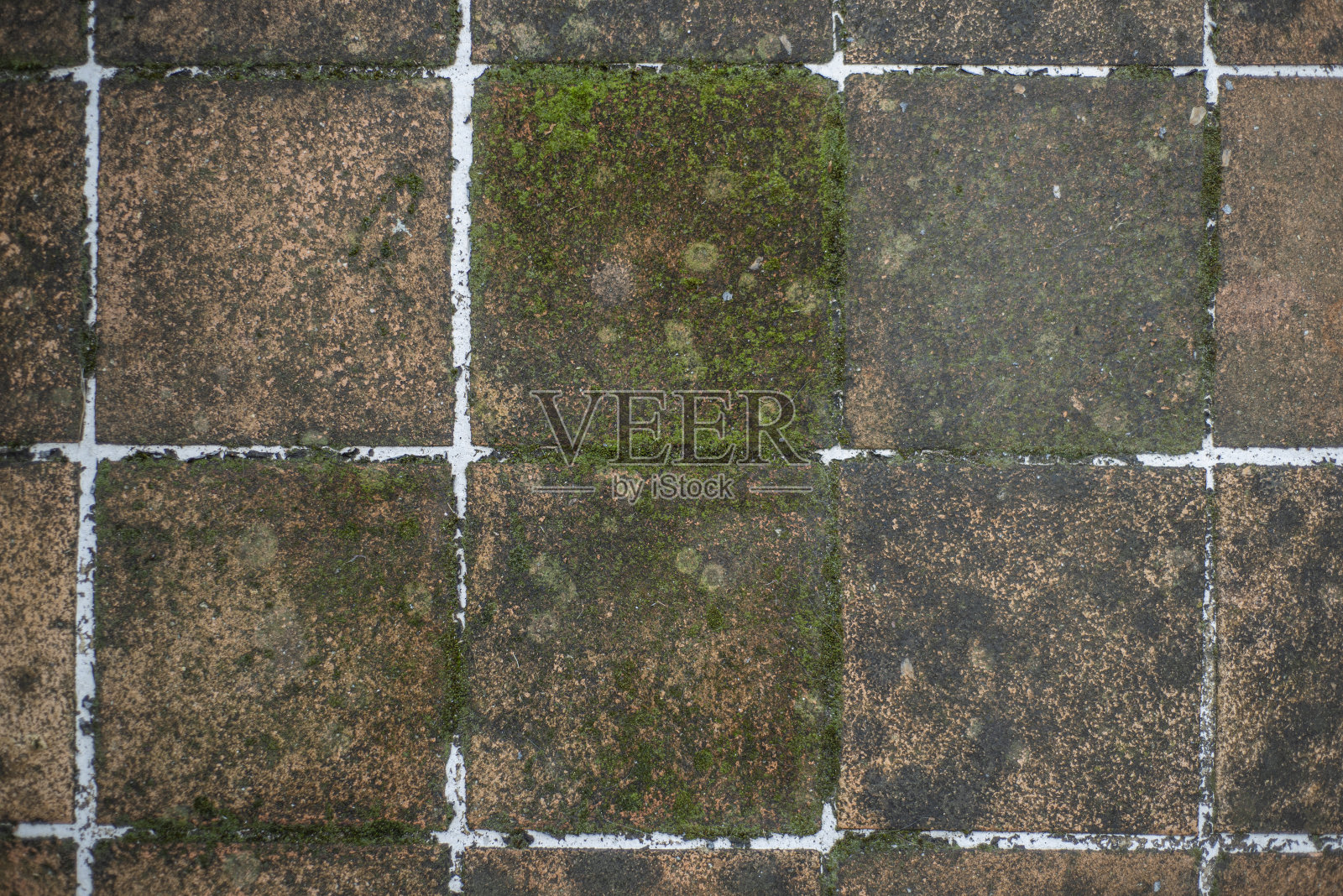 从室外露台俯瞰风化瓷砖地板的特写照片摄影图片