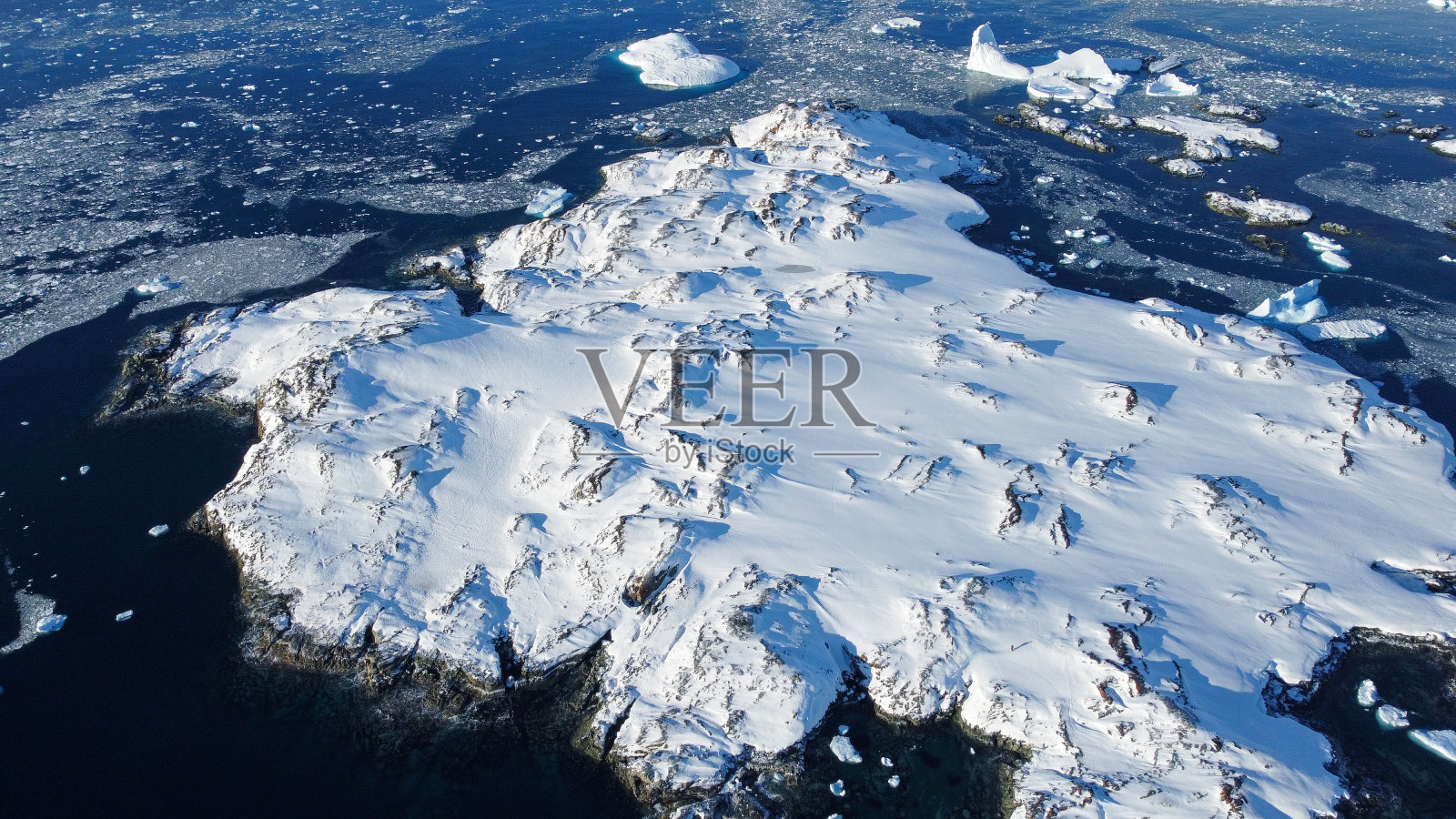 南极洲的山脉和海洋。南极。南极洲的海景和景观。冰川。照片摄影图片