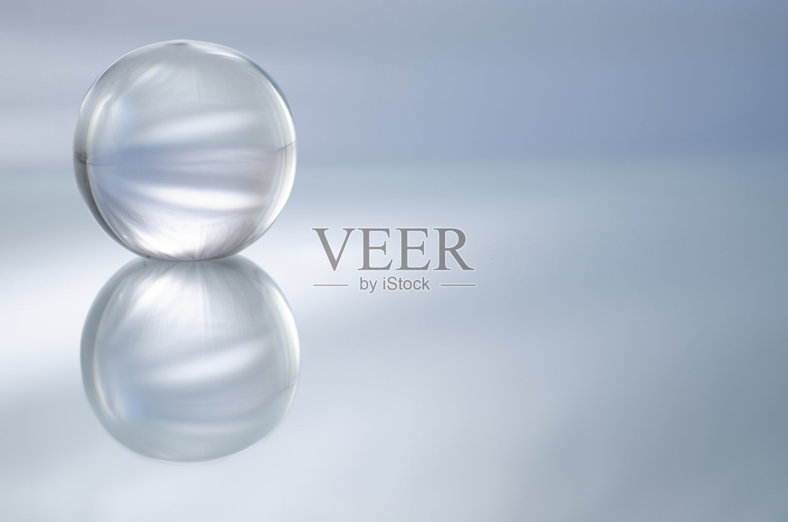 一个玻璃球在无限的背景上以360度的方式捕捉光纹理。微距摄影。照片摄影图片