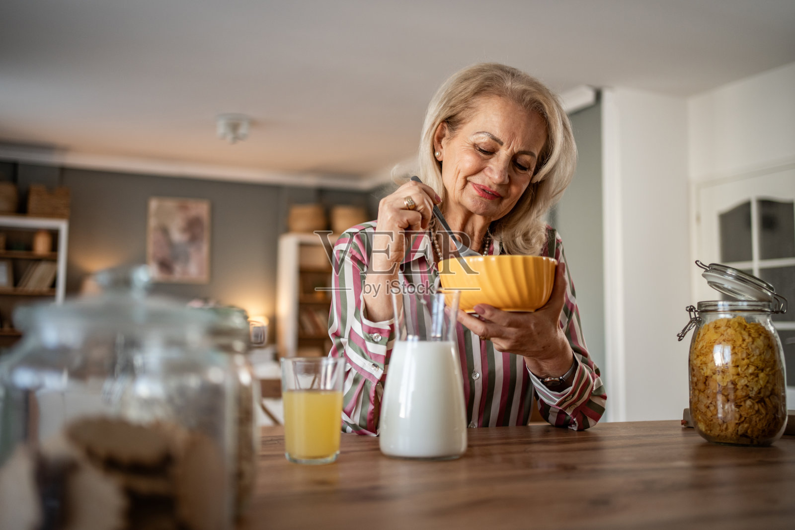 简单的愉悦——在舒适的环境中享用早餐照片摄影图片