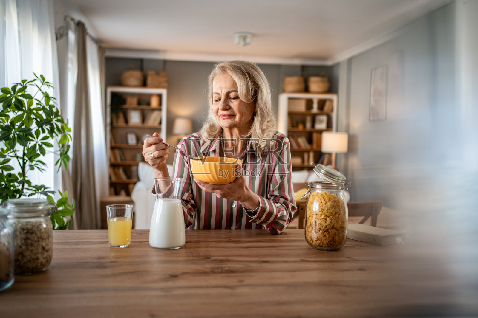 简单的愉悦——在舒适的环境中享用早餐照片摄影图片