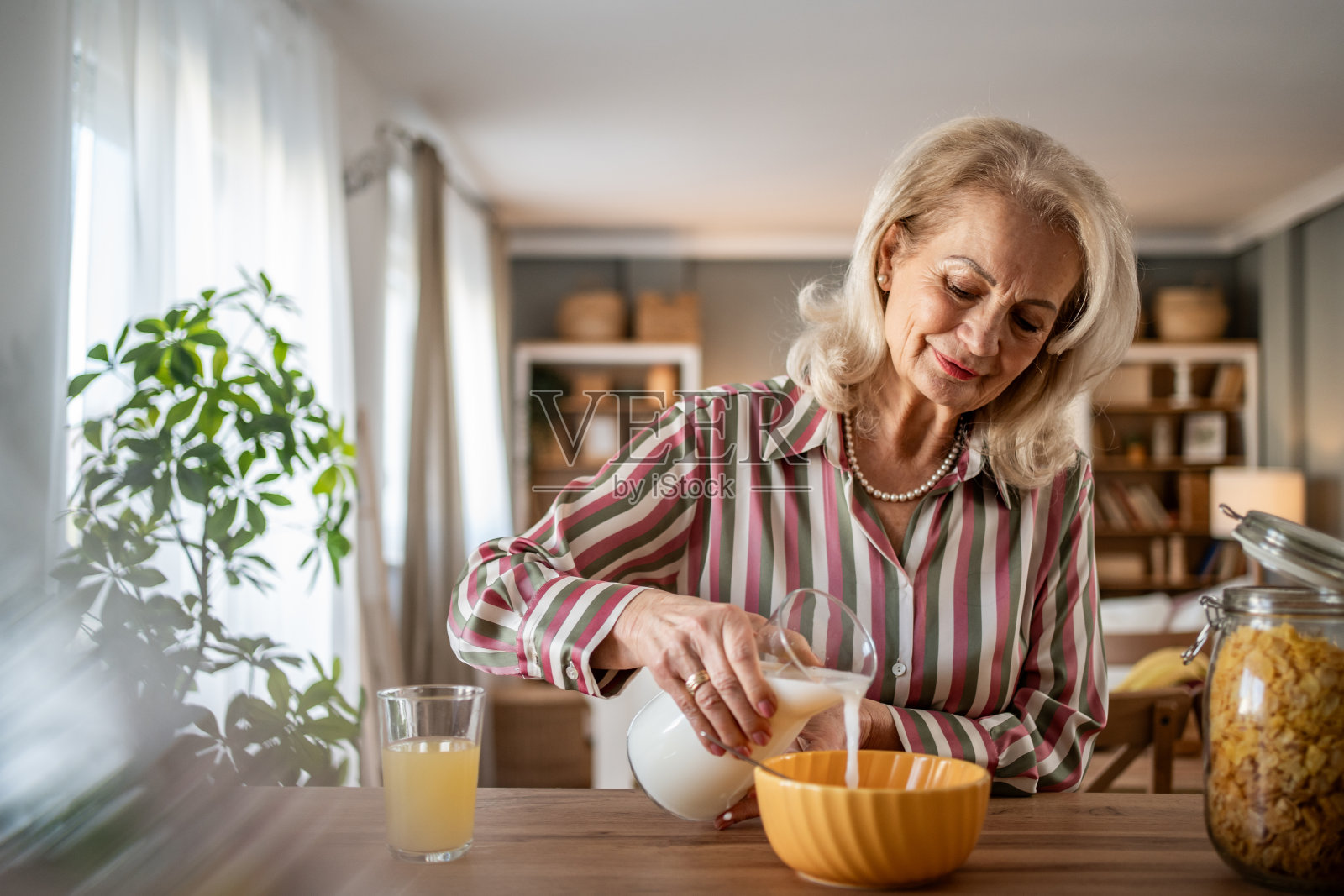简单的愉悦——在舒适的环境中享用早餐照片摄影图片