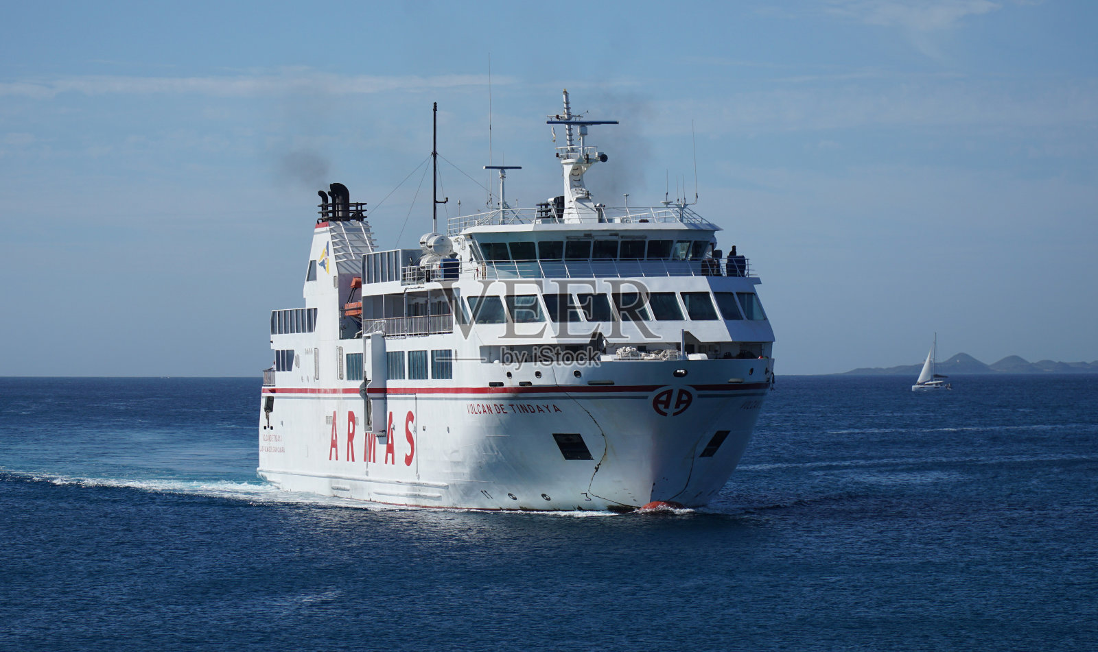 加那利岛渡轮从普拉亚布兰卡兰萨罗特岛和科拉雷霍富埃特文图拉航行照片摄影图片