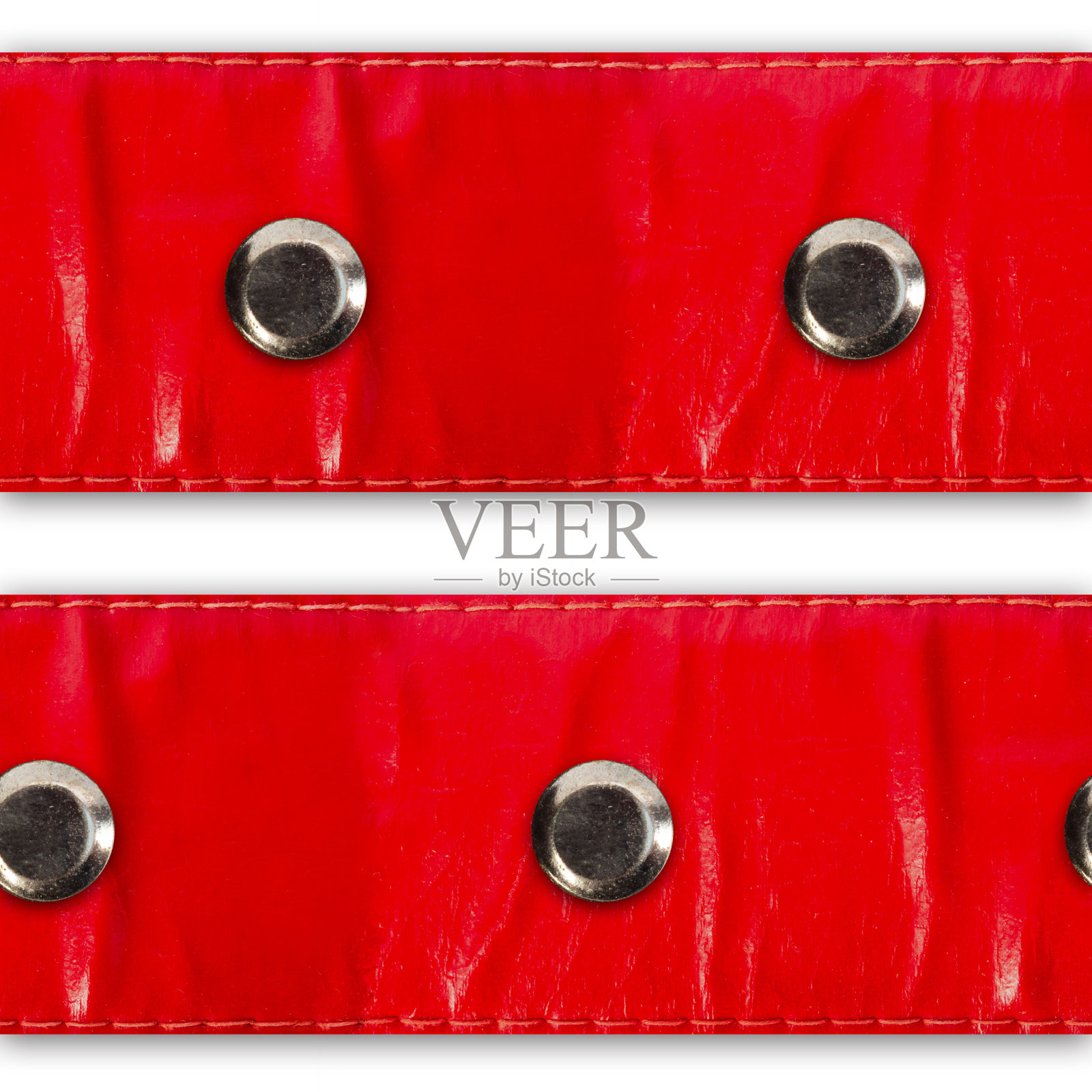 无缝隔离照片抛光红色皮带与铆钉在白色背景。照片摄影图片