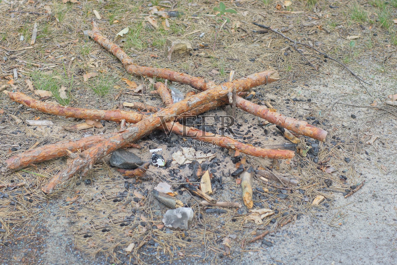 由黑灰、灰和棕色树枝组成的熄灭的火照片摄影图片