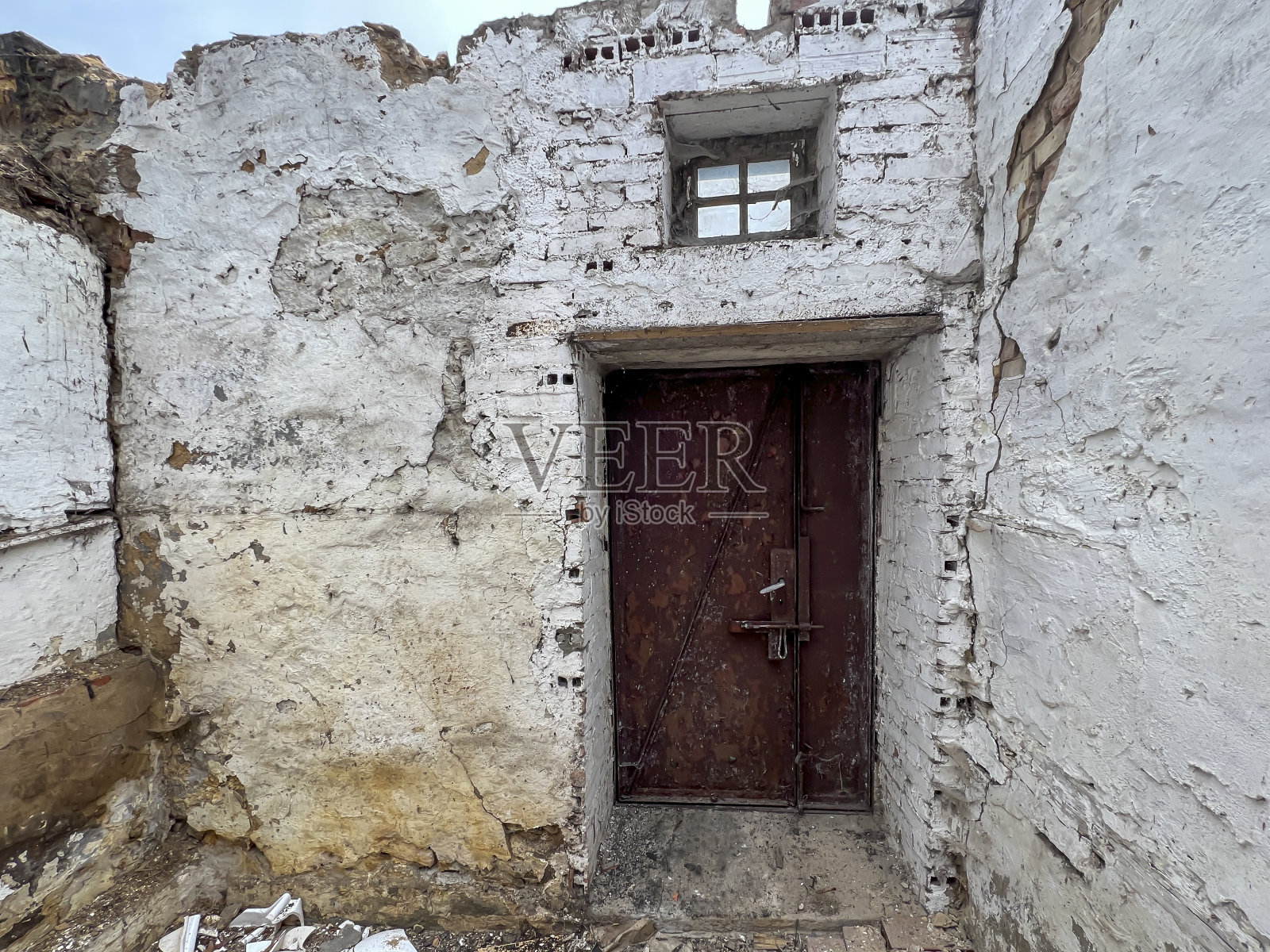 在剩余的建筑中拆除旧的农场建筑照片摄影图片