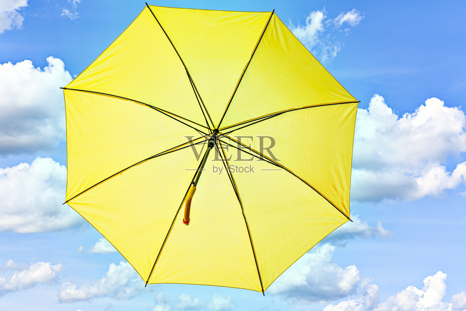 打开黄伞，背景是蓝天照片摄影图片