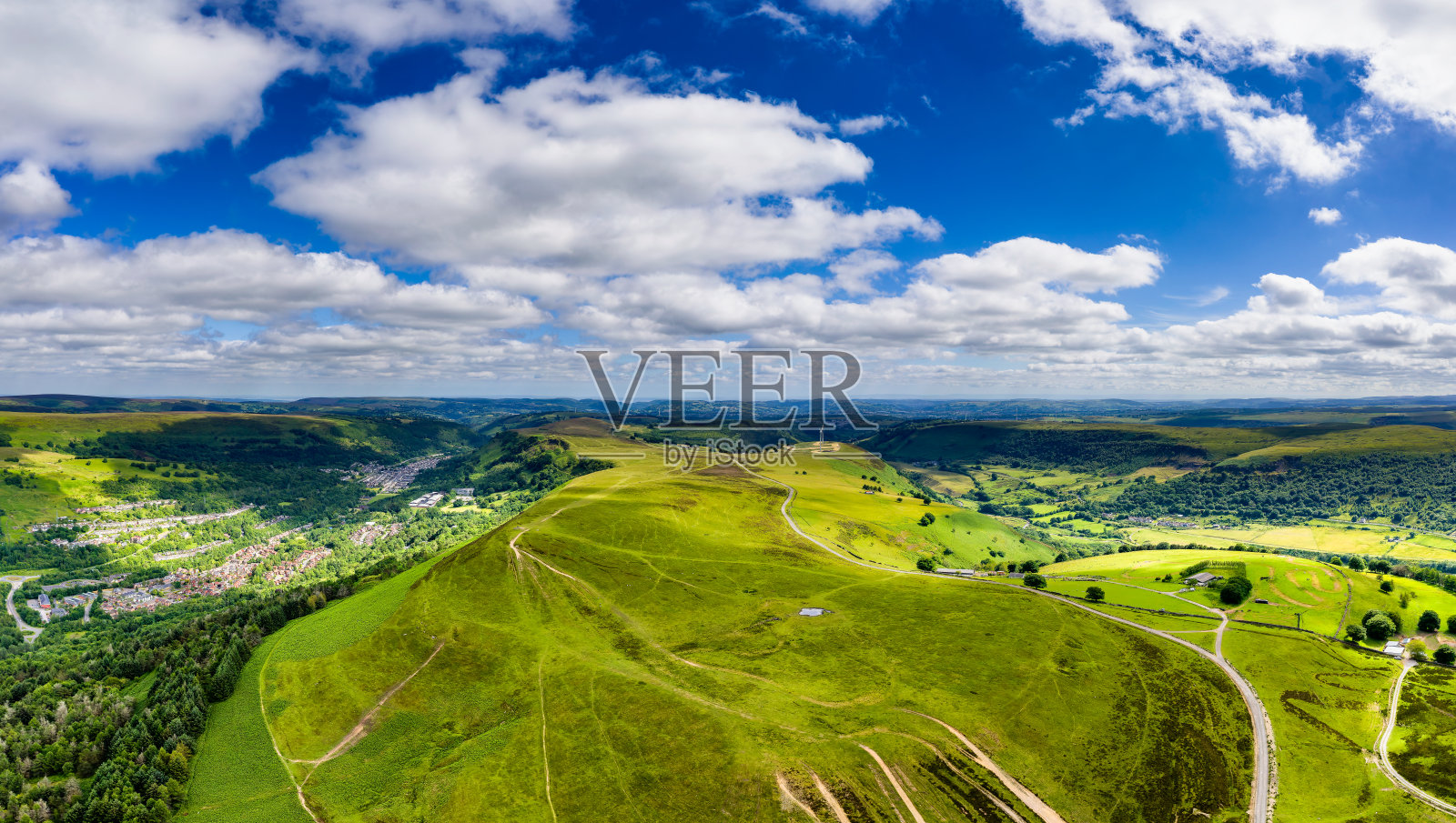 南威尔士山谷全景鸟瞰图(Tredegar和Ebbw valley)照片摄影图片