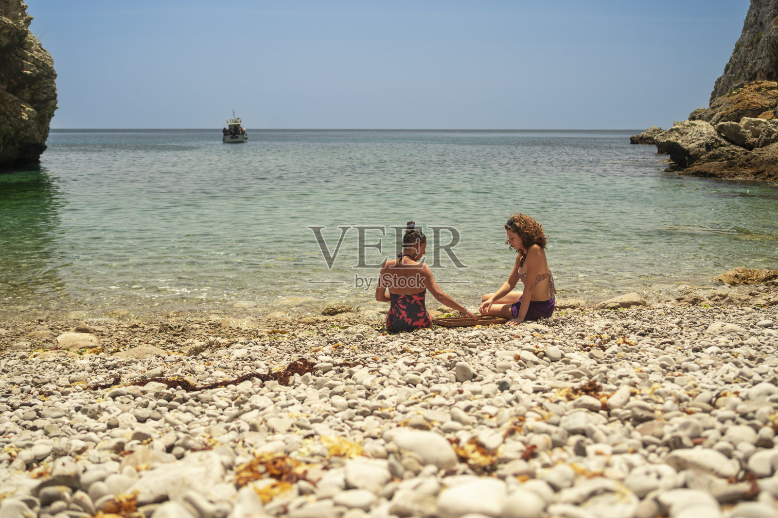 妇女在海滩休闲日照片摄影图片