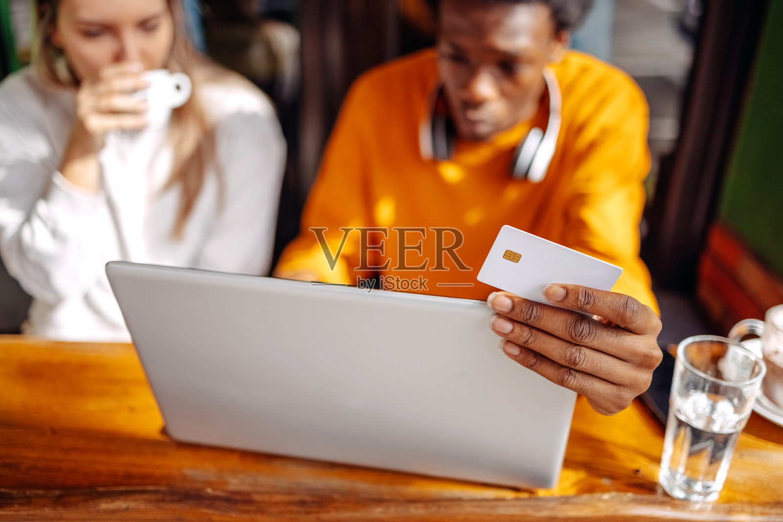 人们在咖啡店用信用卡付款照片摄影图片