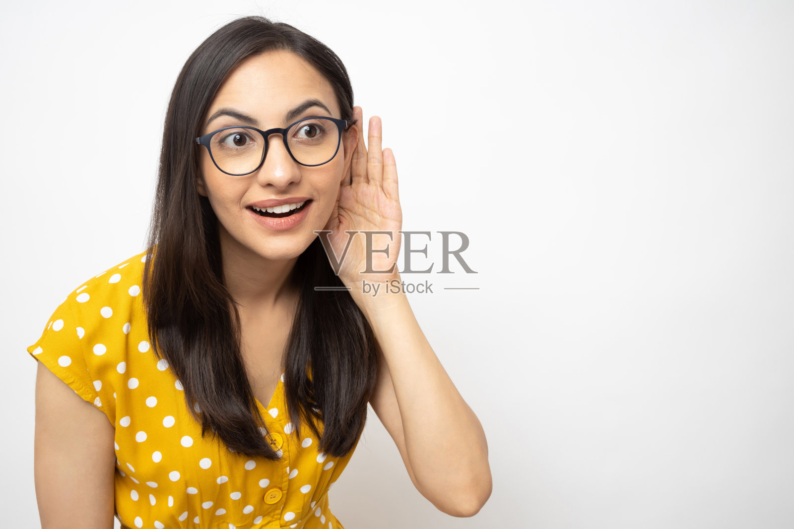 漂亮的女士穿着白色的圆点裙孤立在白色背景股票照片照片摄影图片