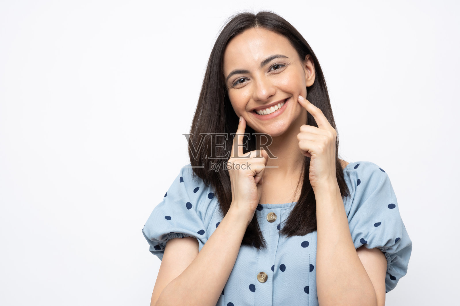 漂亮的女士穿着蓝色的圆点连衣裙孤立在白色背景股票照片照片摄影图片