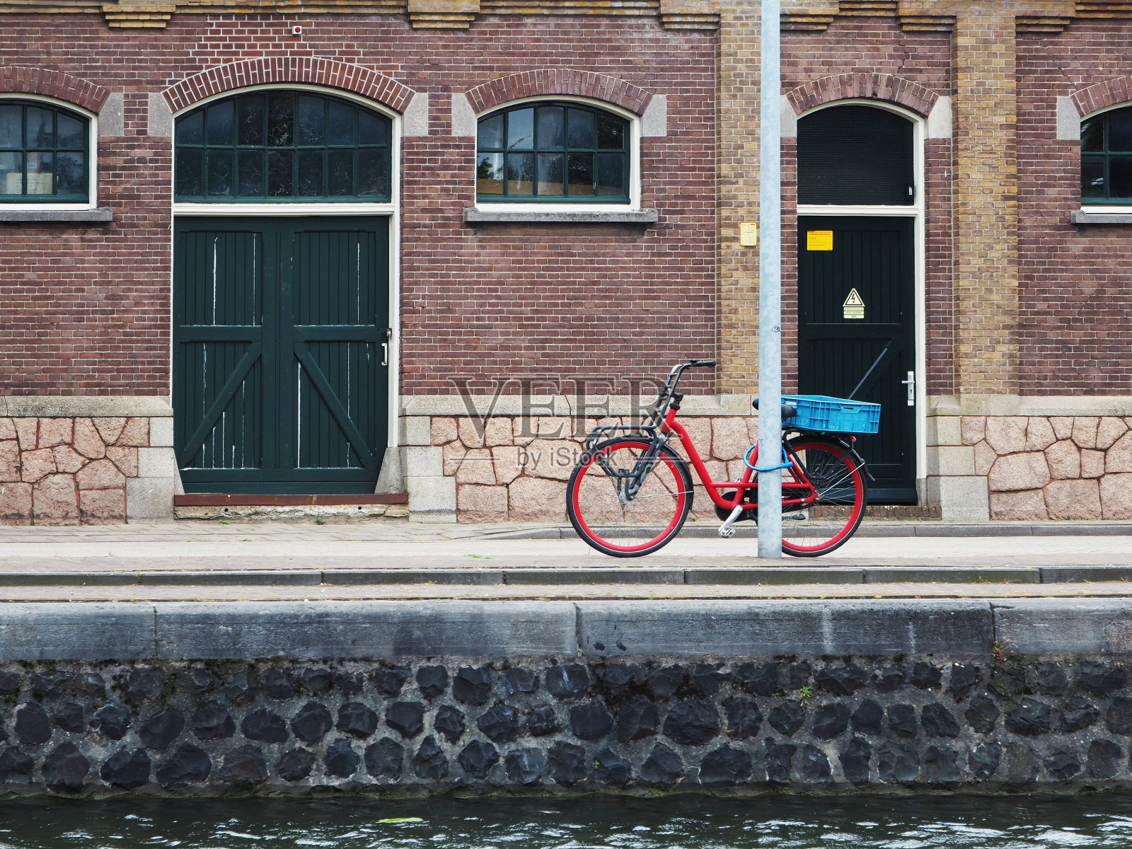 红色的自行车照片摄影图片