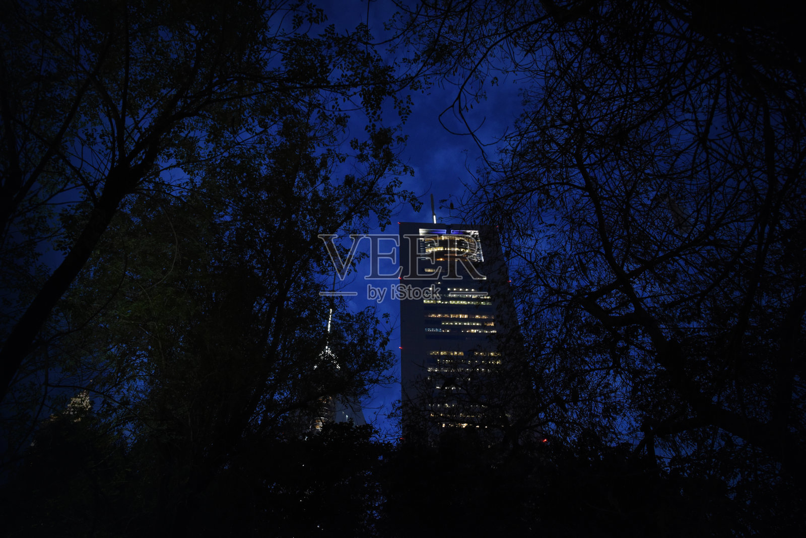 黄昏时分的建筑照片摄影图片