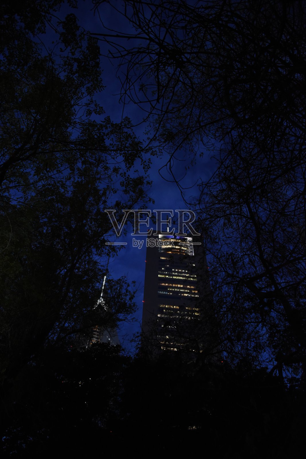 黄昏时分的建筑照片摄影图片