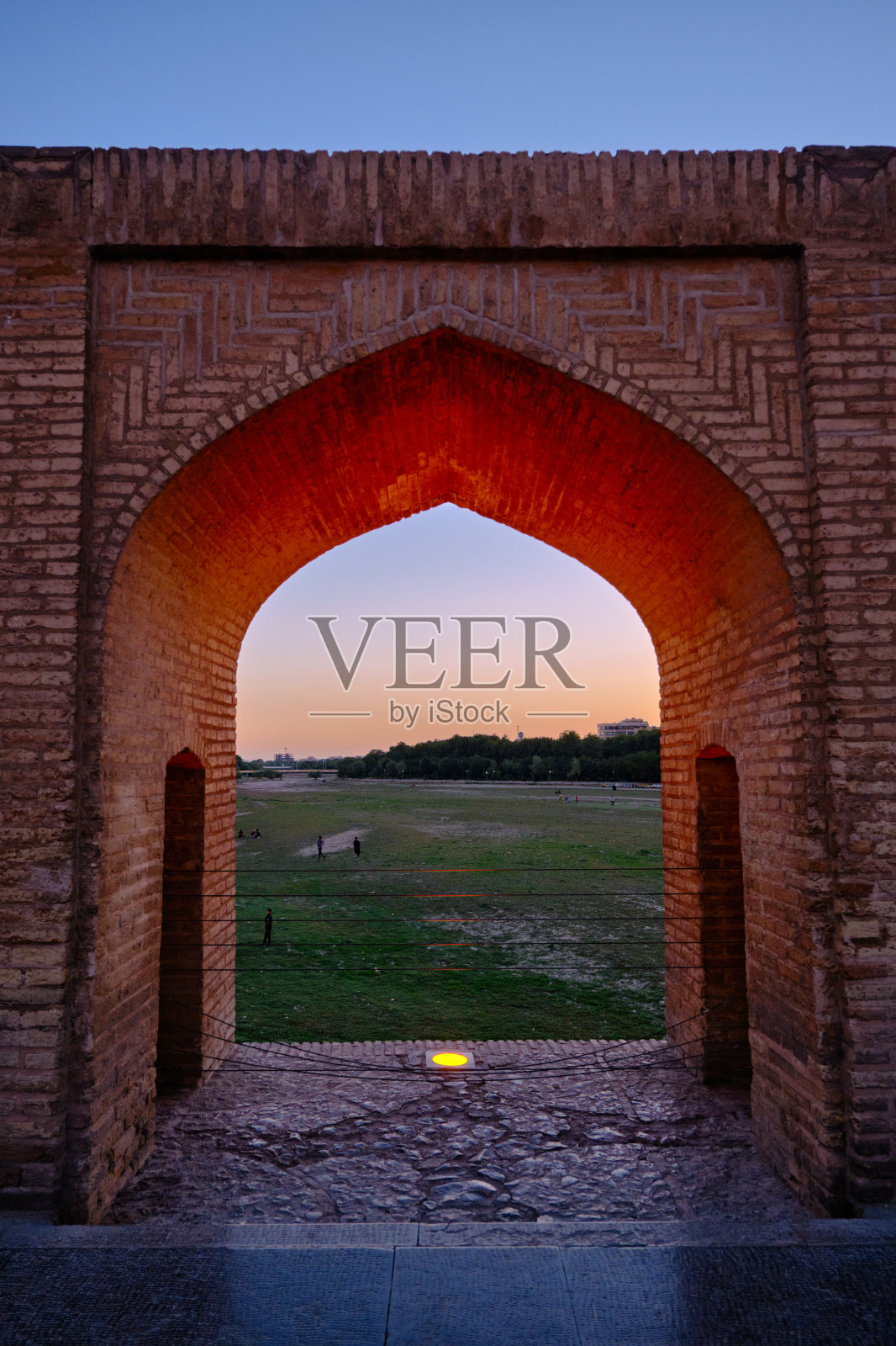 三十三孔桥夜景：阿拉韦尔迪·汗桥照片摄影图片