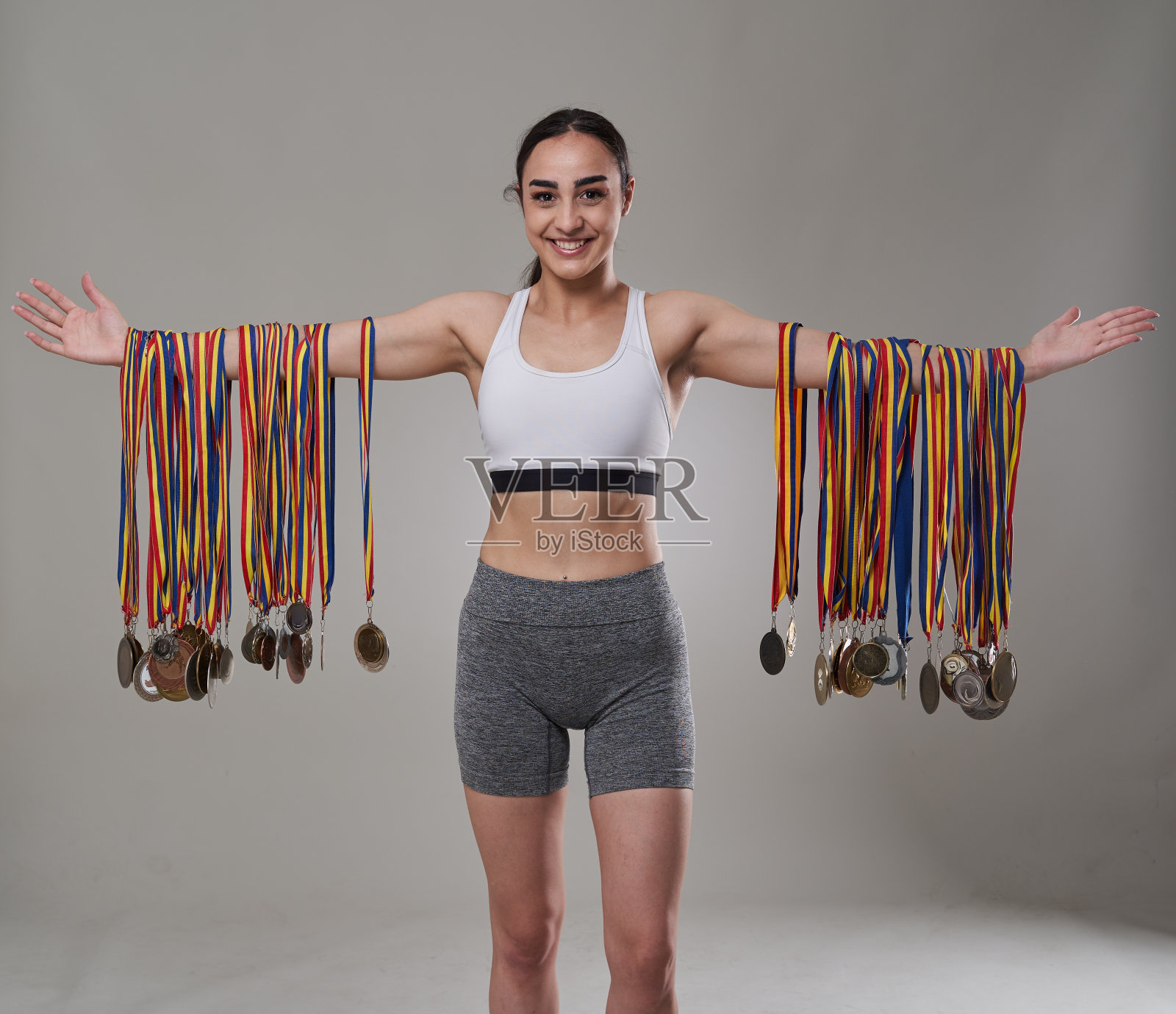 有很多奖牌的健身女士照片摄影图片