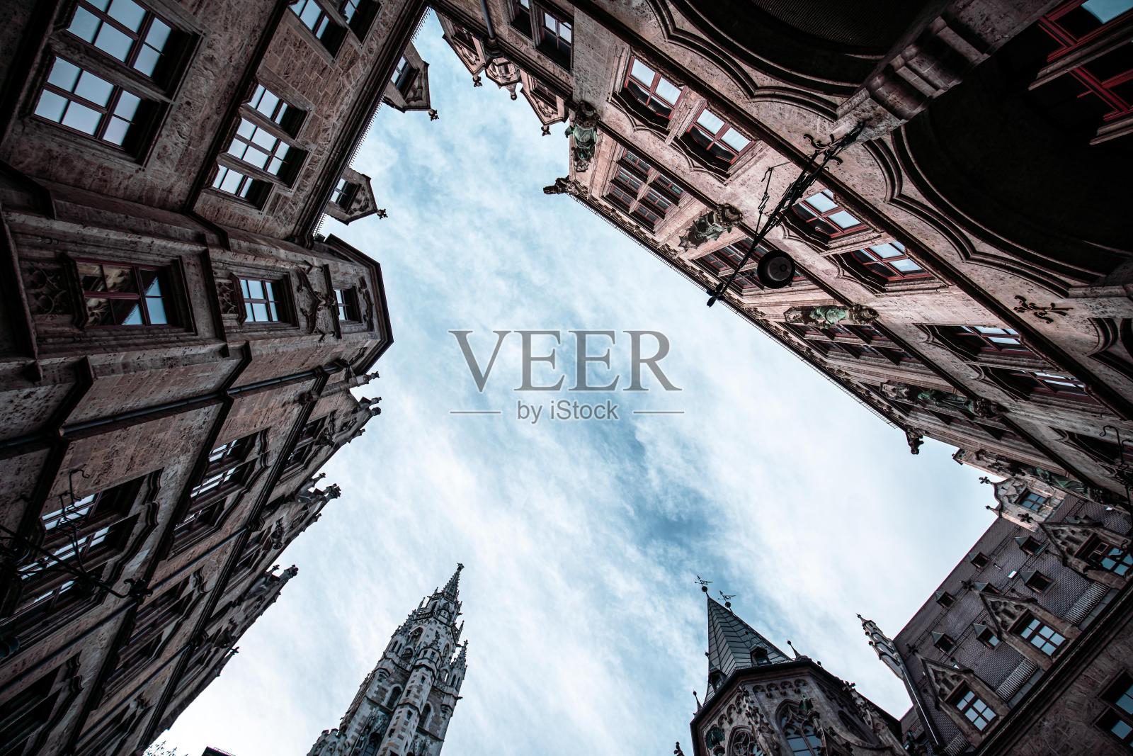 德国慕尼黑一座建筑的低角度视图，背景是蓝天。照片摄影图片