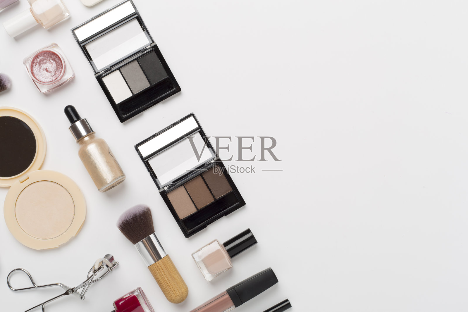 用彩妆产品和工具平躺在彩色背景上照片摄影图片