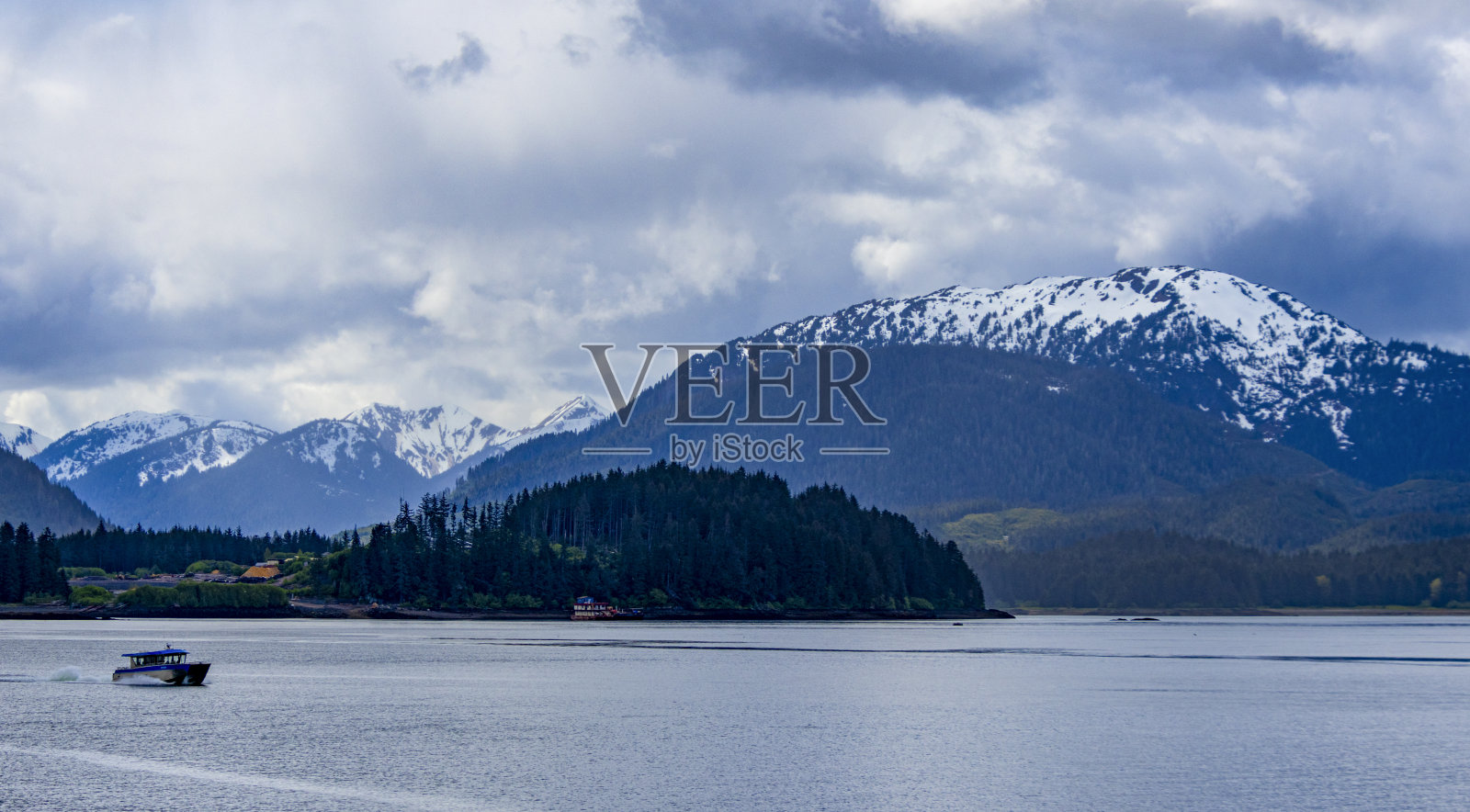 小船在阿拉斯加巨大的景观照片摄影图片