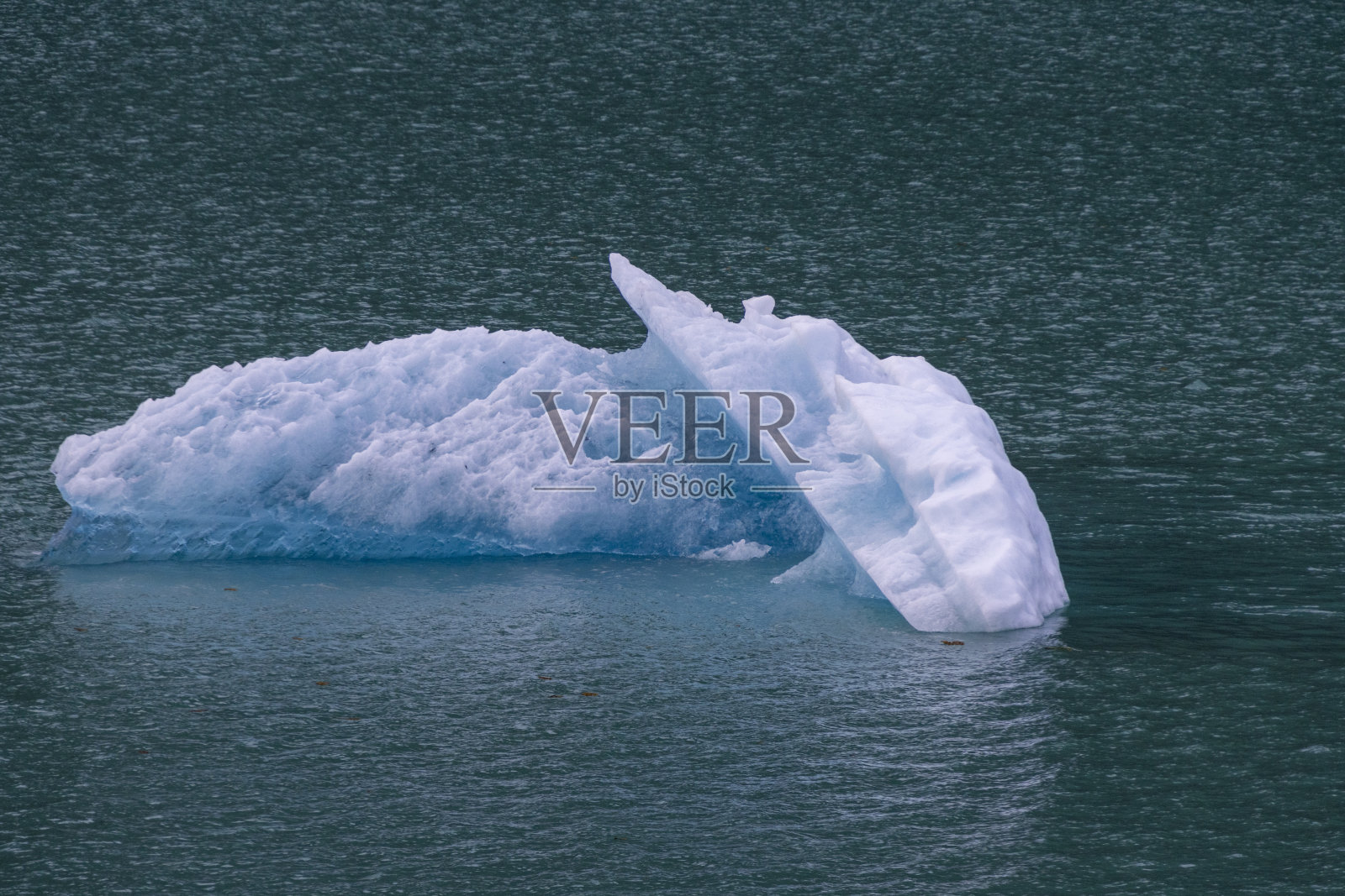 阿拉斯加美丽水域上形成的冰山照片摄影图片