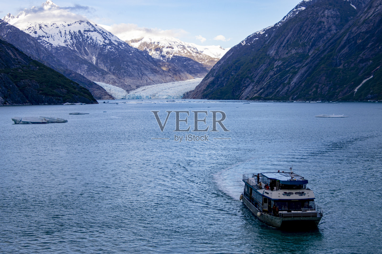 乘船游览阿拉斯加的冰川照片摄影图片