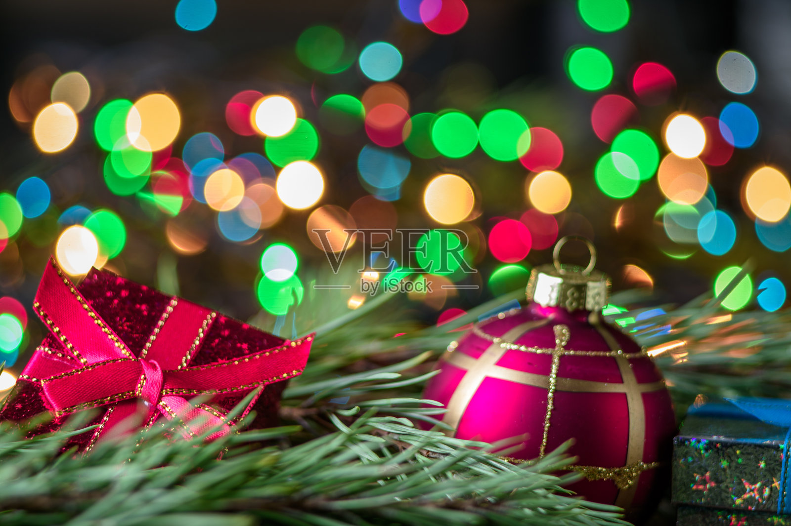 新年的作文用圣诞树上的玩具和树枝照片摄影图片