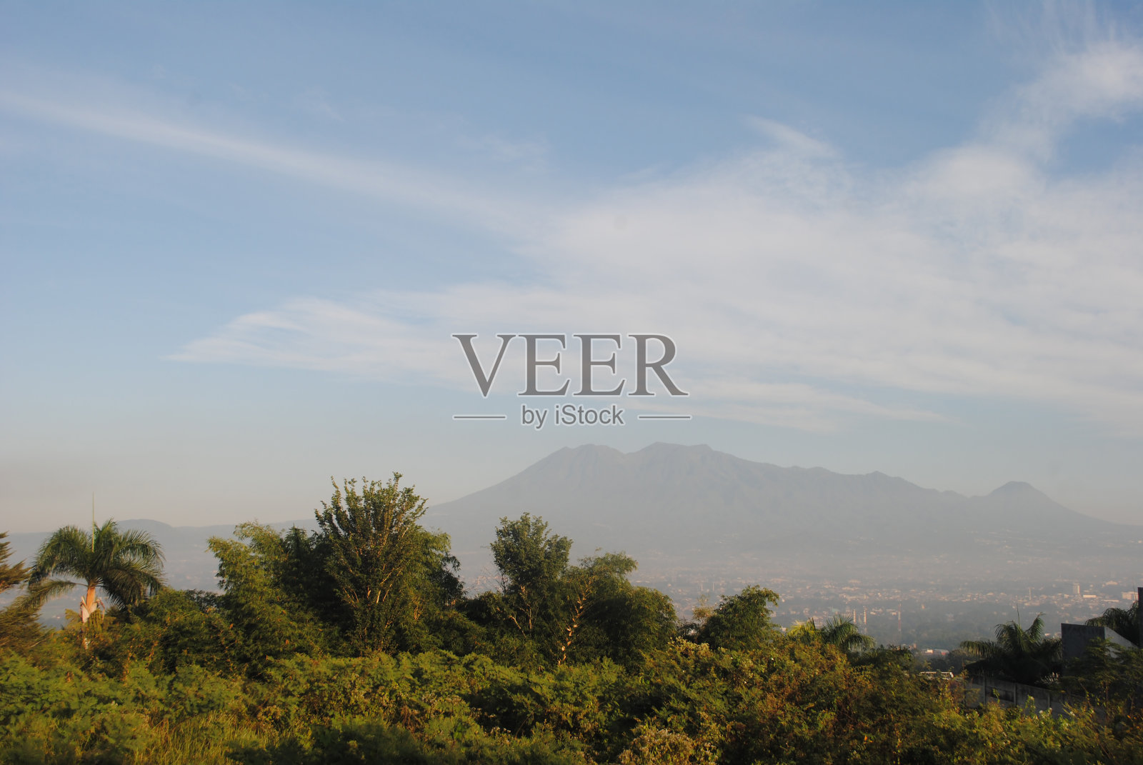 从远处看Nirwana山。照片摄影图片