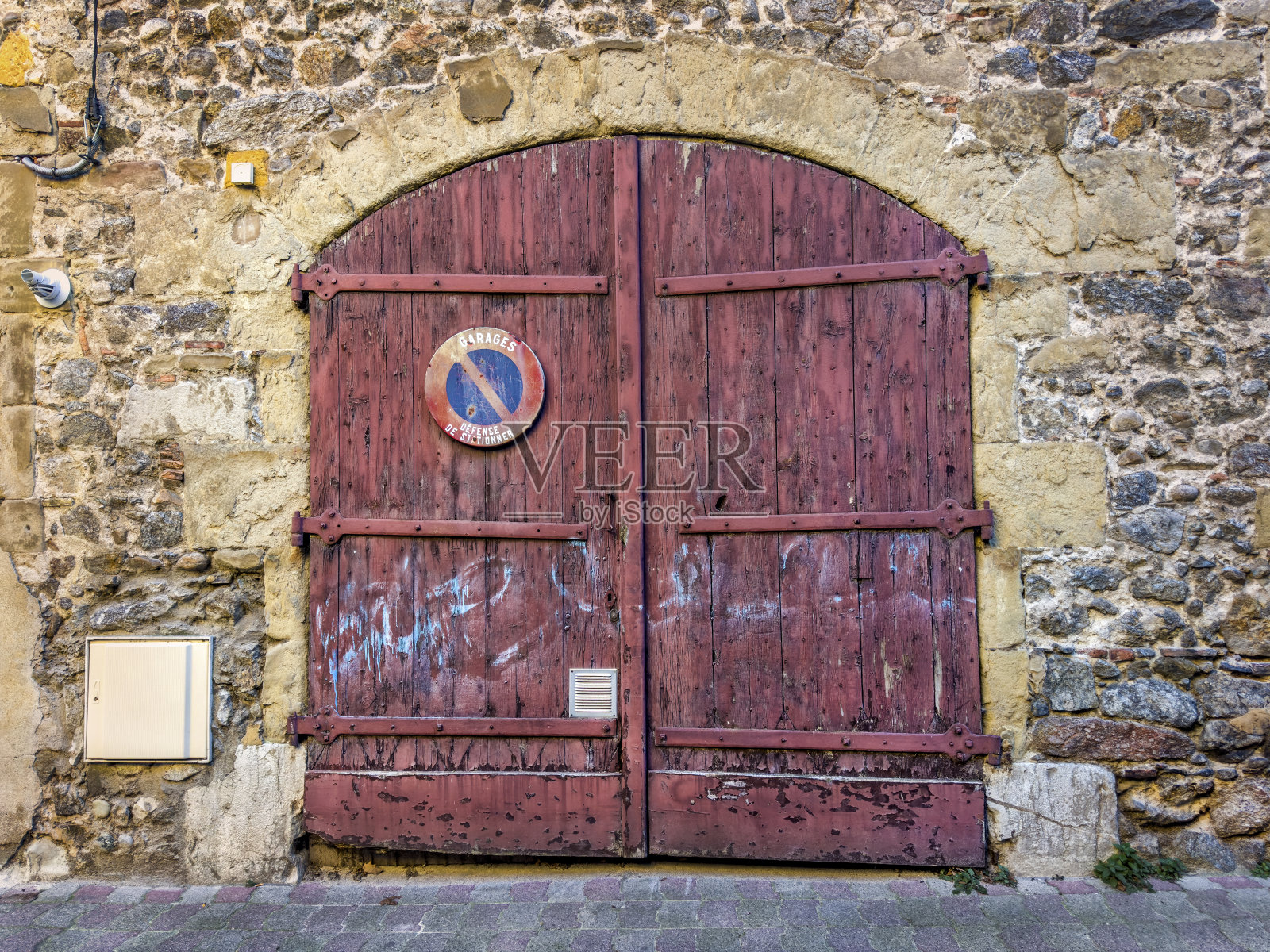 老石屋的木车库门照片摄影图片