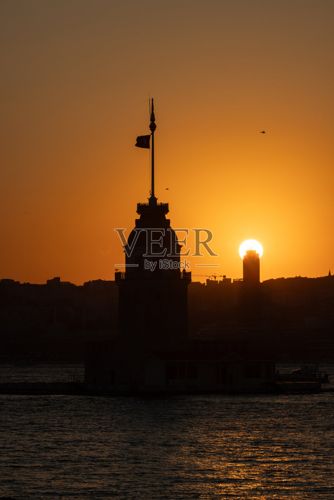 日落时的少女塔，伊斯坦布尔-土耳其。照片摄影图片