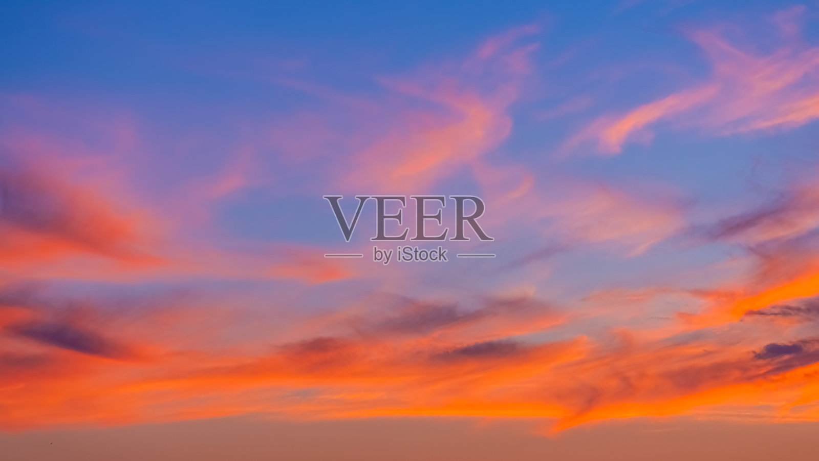 日落的天空。照片摄影图片