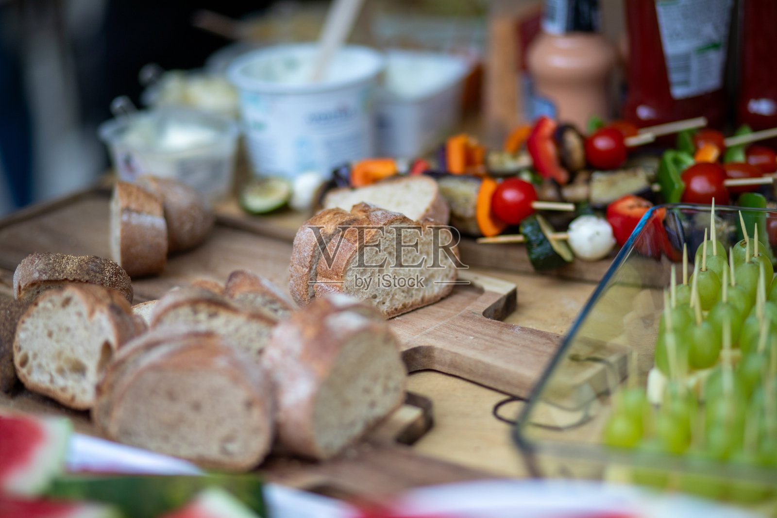 木板上刚切好的面包片照片摄影图片