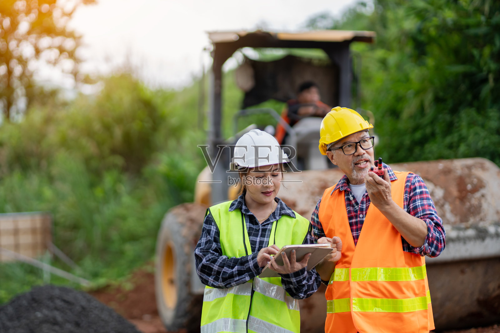 男女工程师检查和规划郡内的道路建设工作。照片摄影图片