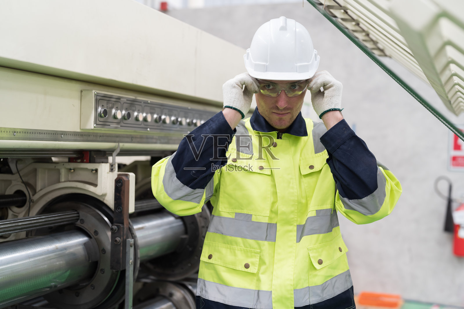 男工程师在工厂维修和维护数控机床。工程师在工作场所维护机器。工程师在生产线上维修机器照片摄影图片