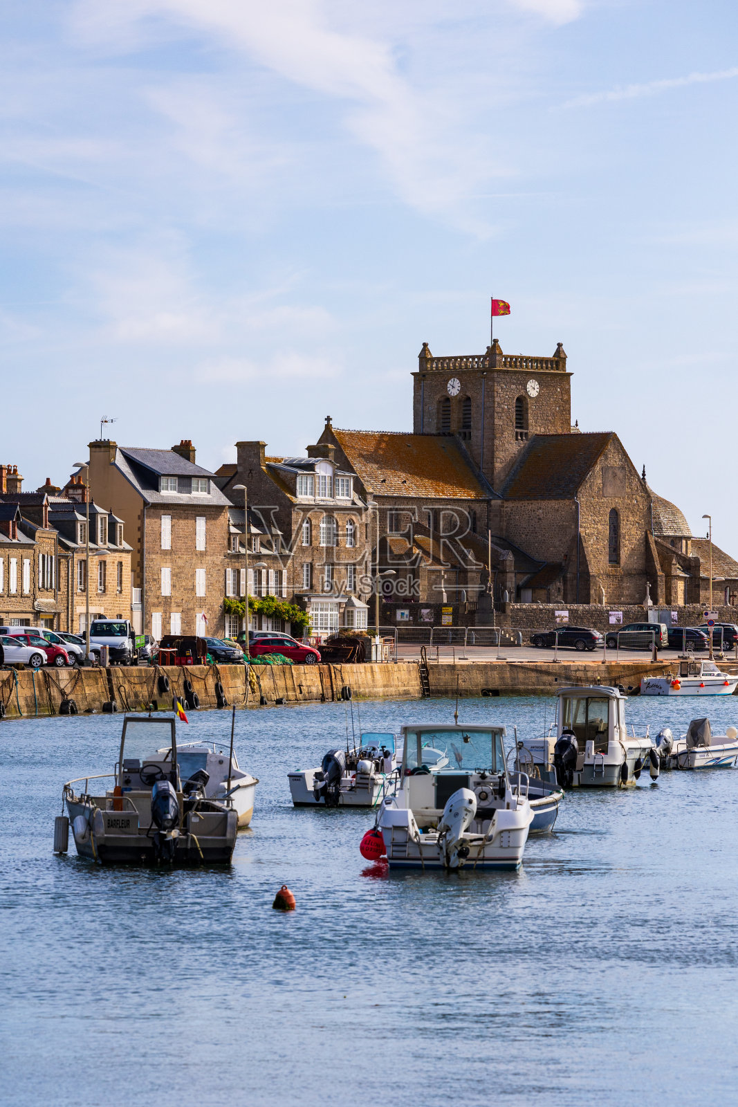 小船停泊在巴弗勒尔港的村庄教堂前照片摄影图片