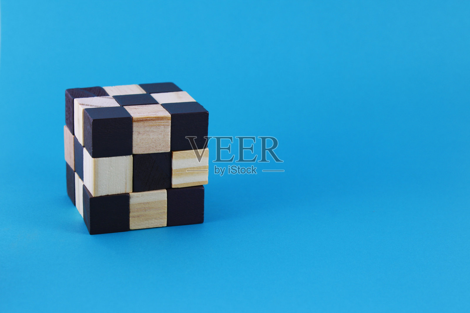 木制立方体由其他较小的立方体组成，它们的木材和黑色交替出现照片摄影图片