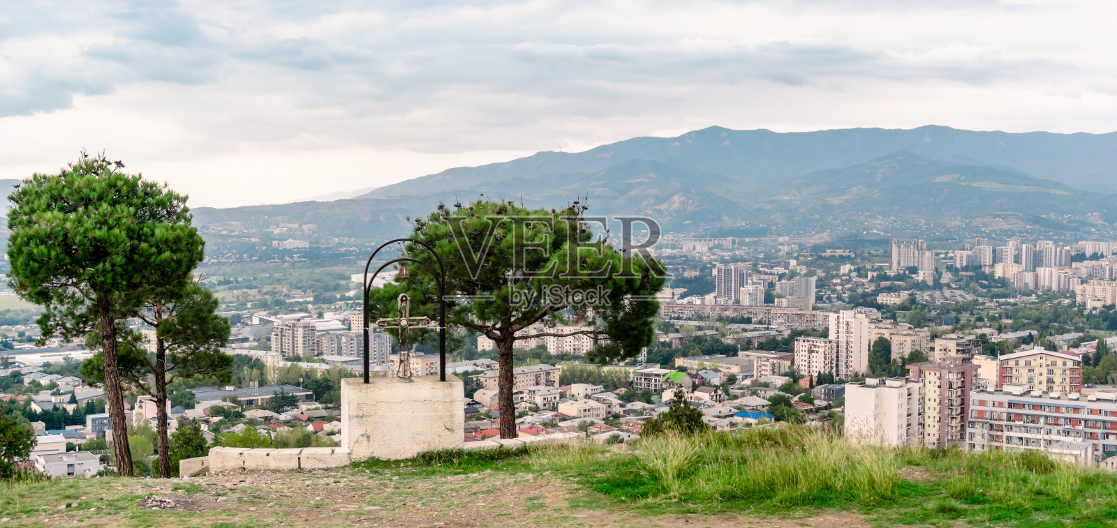 从格鲁吉亚编年史雕塑作品的侧面看格鲁吉亚城市第比利斯。照片摄影图片
