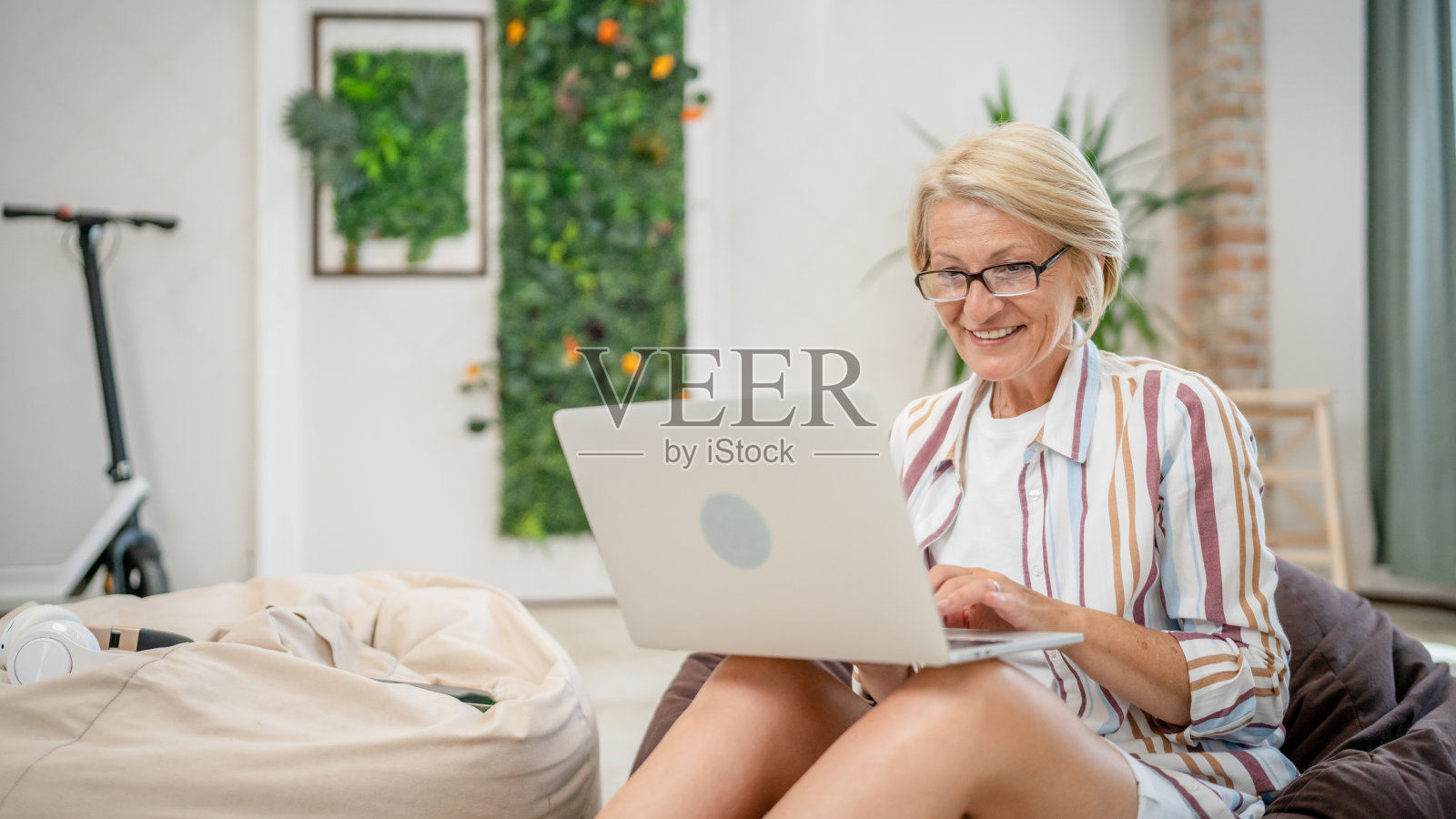 一位成熟的白人女性使用笔记本电脑工作照片摄影图片