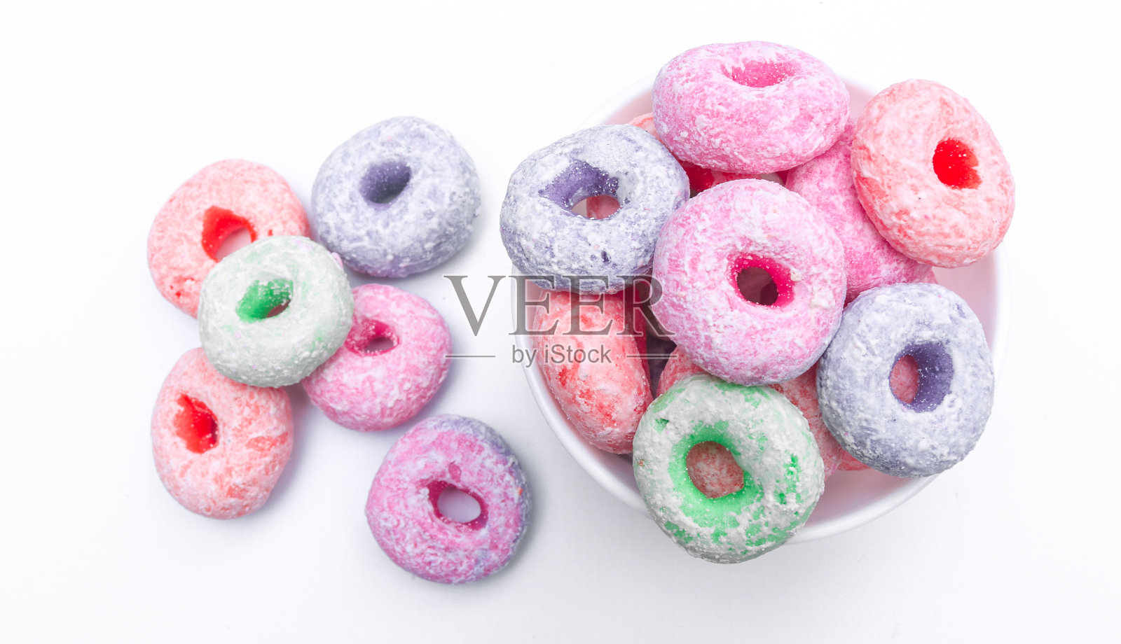 干油炸圈饼或彩色脆饼与甜糖粉在一个碗孤立的白色背景。典型的印尼小吃照片摄影图片